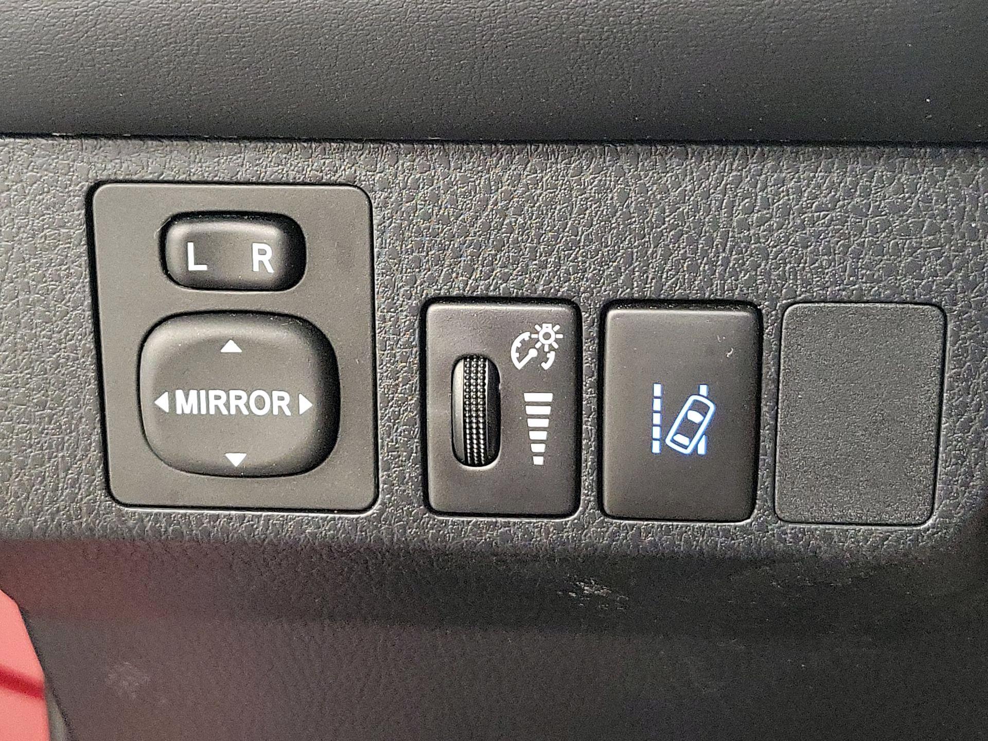 Thumbnail: 2018 Toyota RAV4 - 13