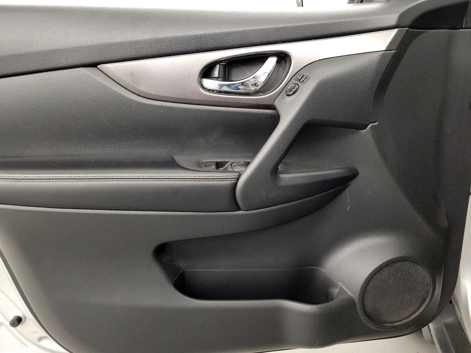 Thumbnail: 2016 Nissan Rogue - 12