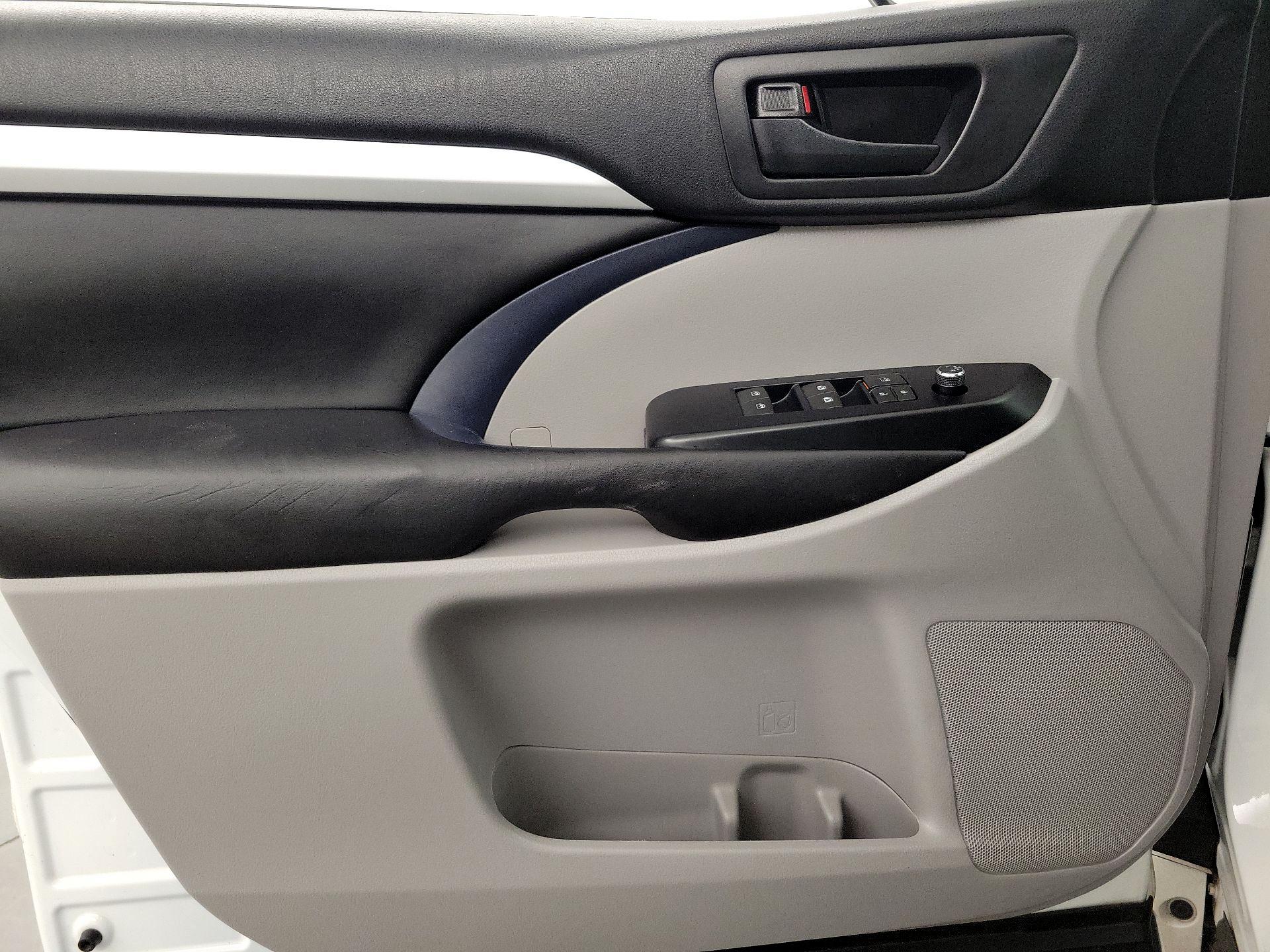 Thumbnail: 2017 Toyota Highlander - 12