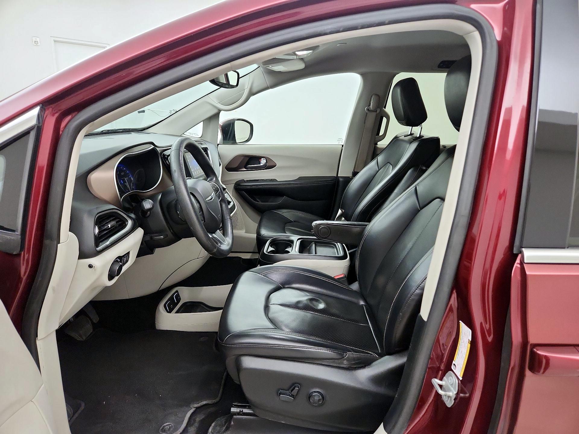 Thumbnail: 2020 Chrysler Voyager - 9