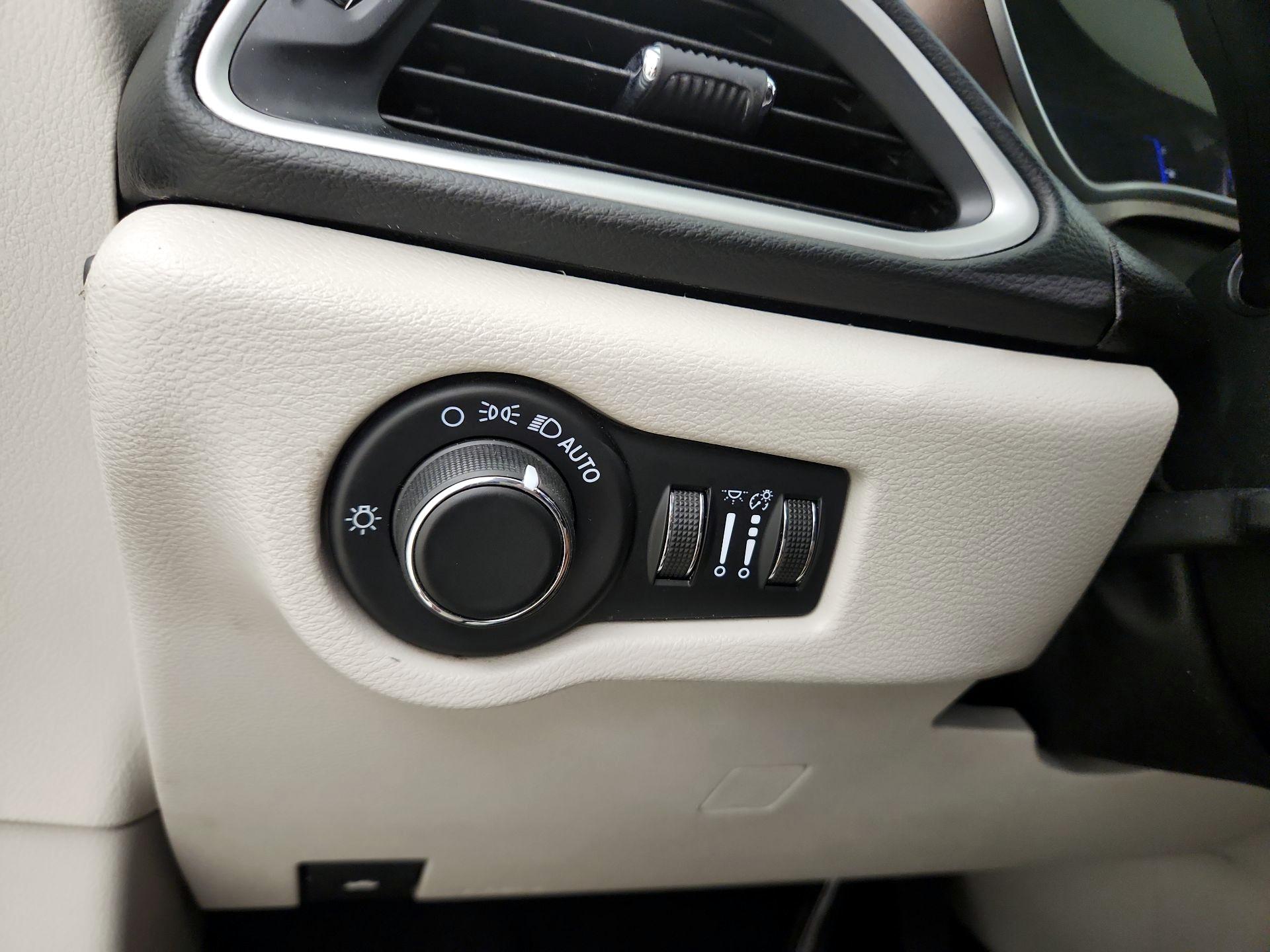 Thumbnail: 2020 Chrysler Voyager - 11