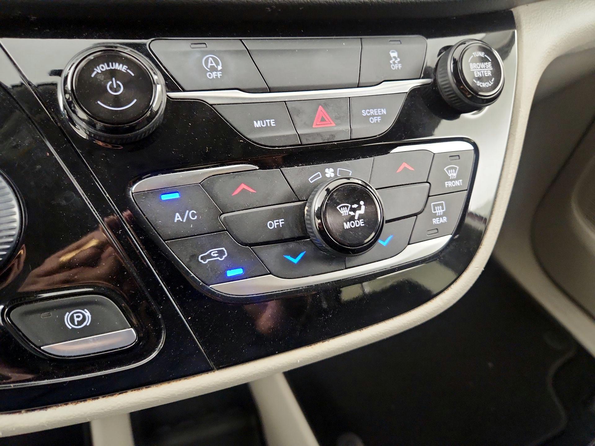 Thumbnail: 2020 Chrysler Voyager - 14