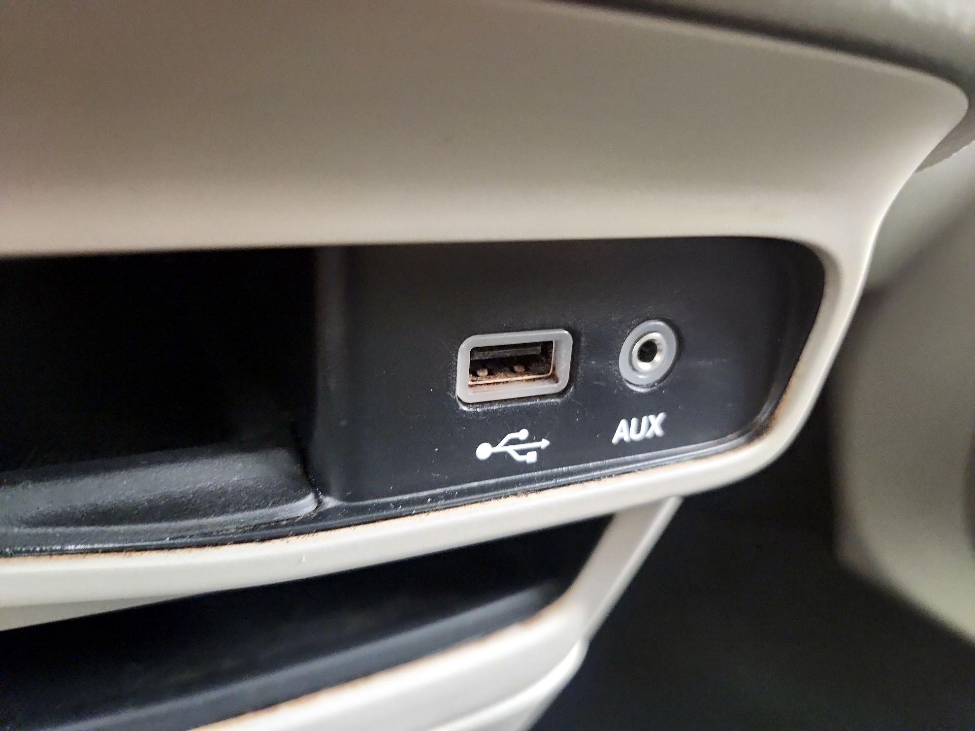 Thumbnail: 2020 Chrysler Voyager - 16