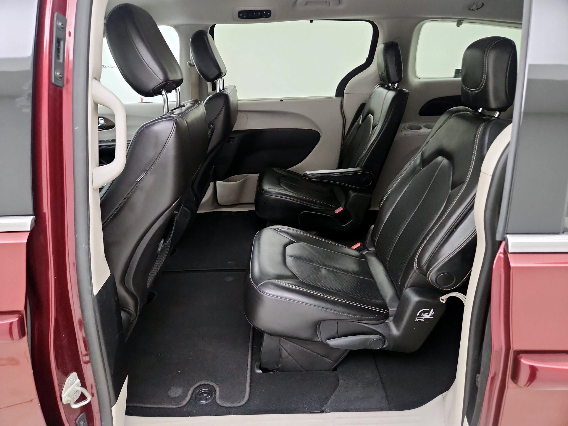 Thumbnail: 2020 Chrysler Voyager - 17