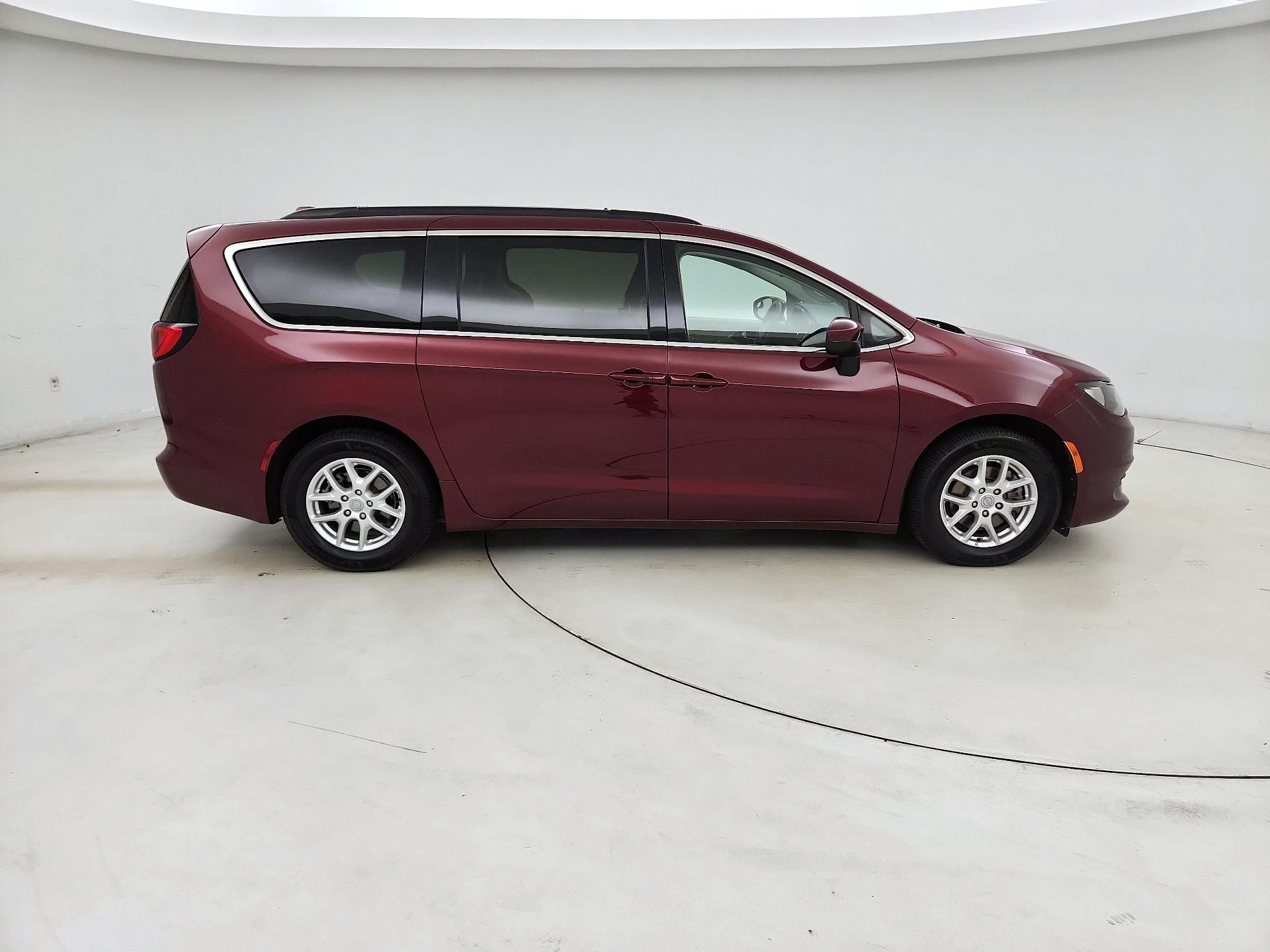 Thumbnail: 2020 Chrysler Voyager - 4