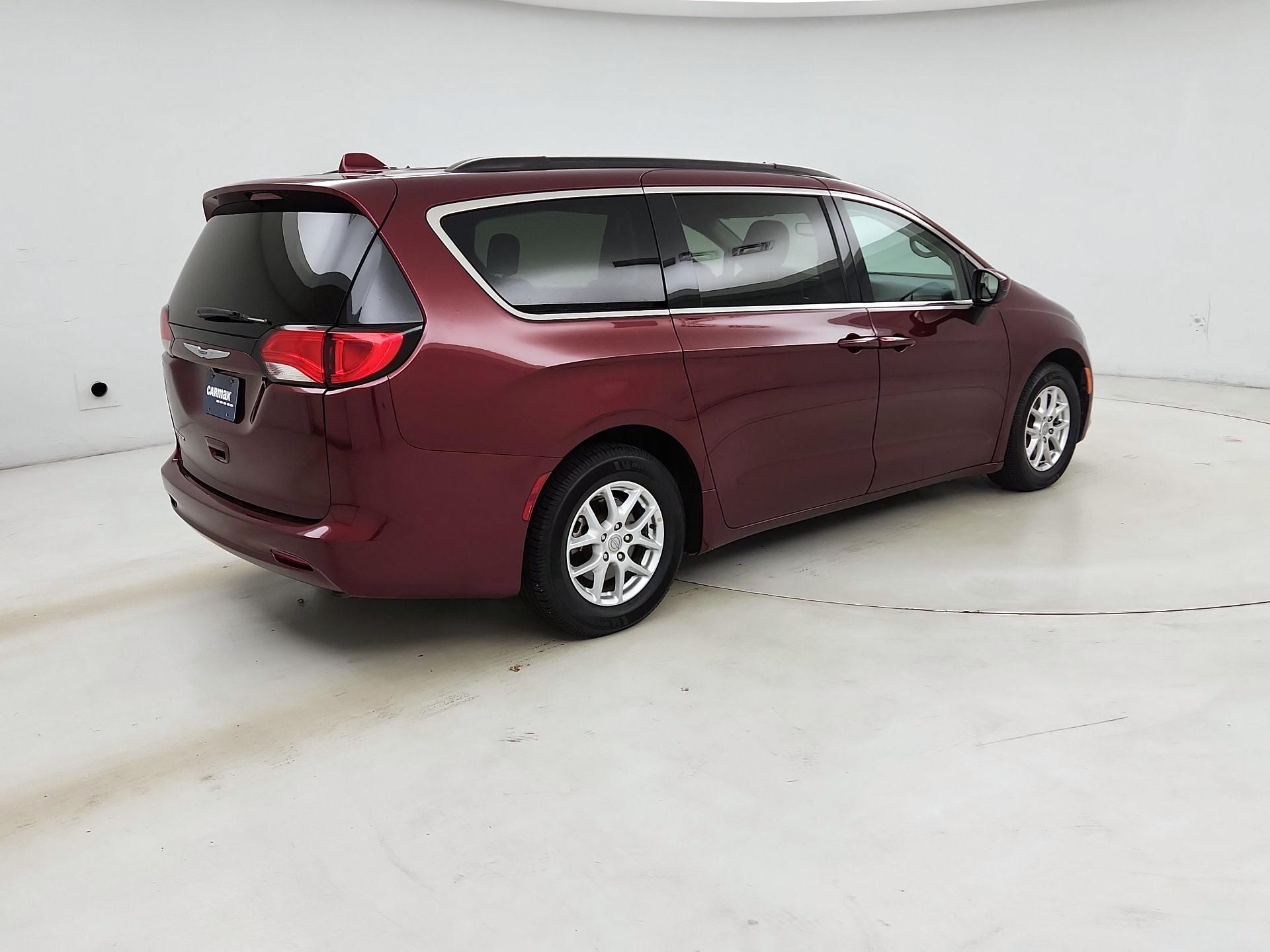 Thumbnail: 2020 Chrysler Voyager - 5
