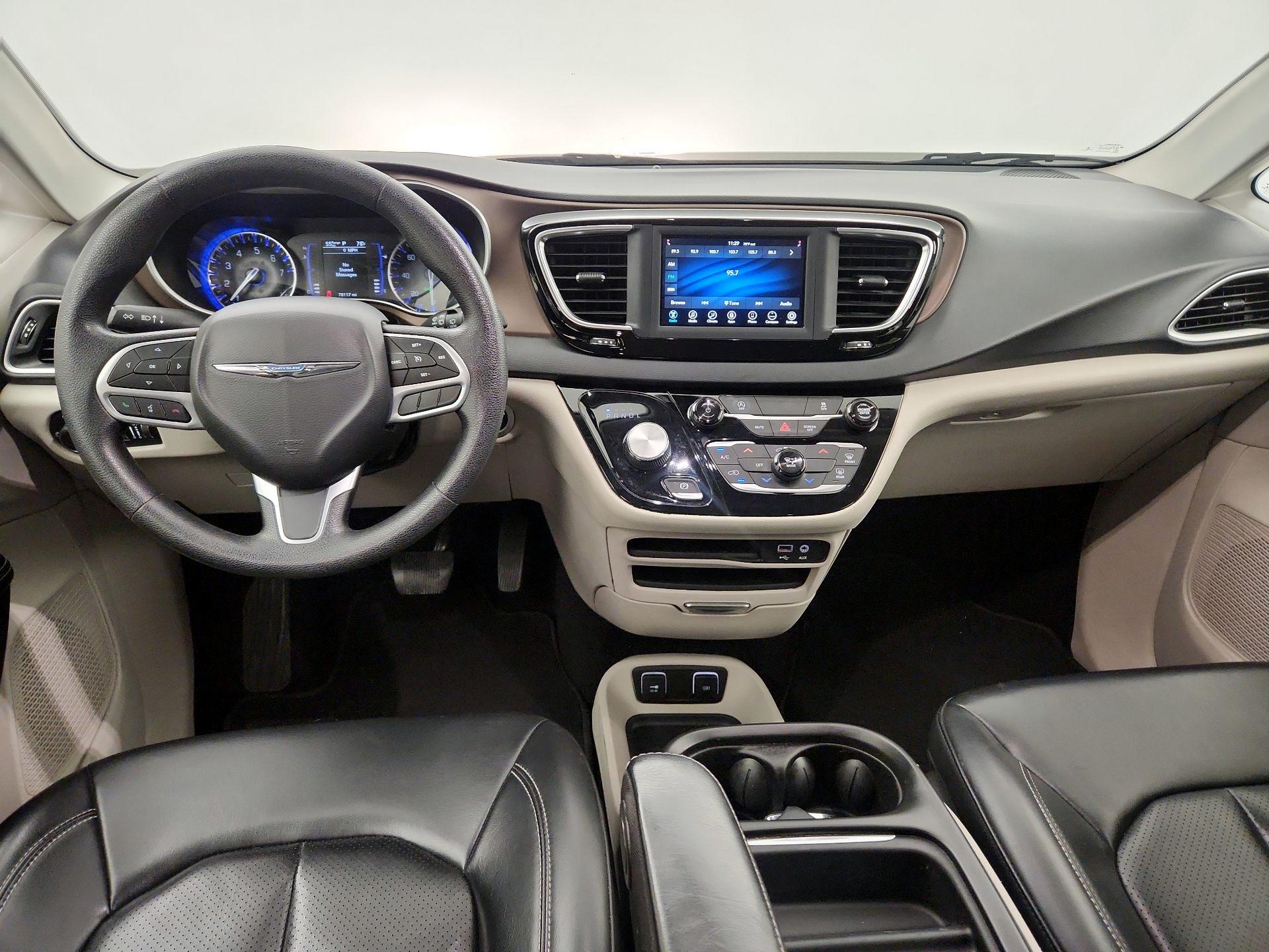 Thumbnail: 2020 Chrysler Voyager - 8