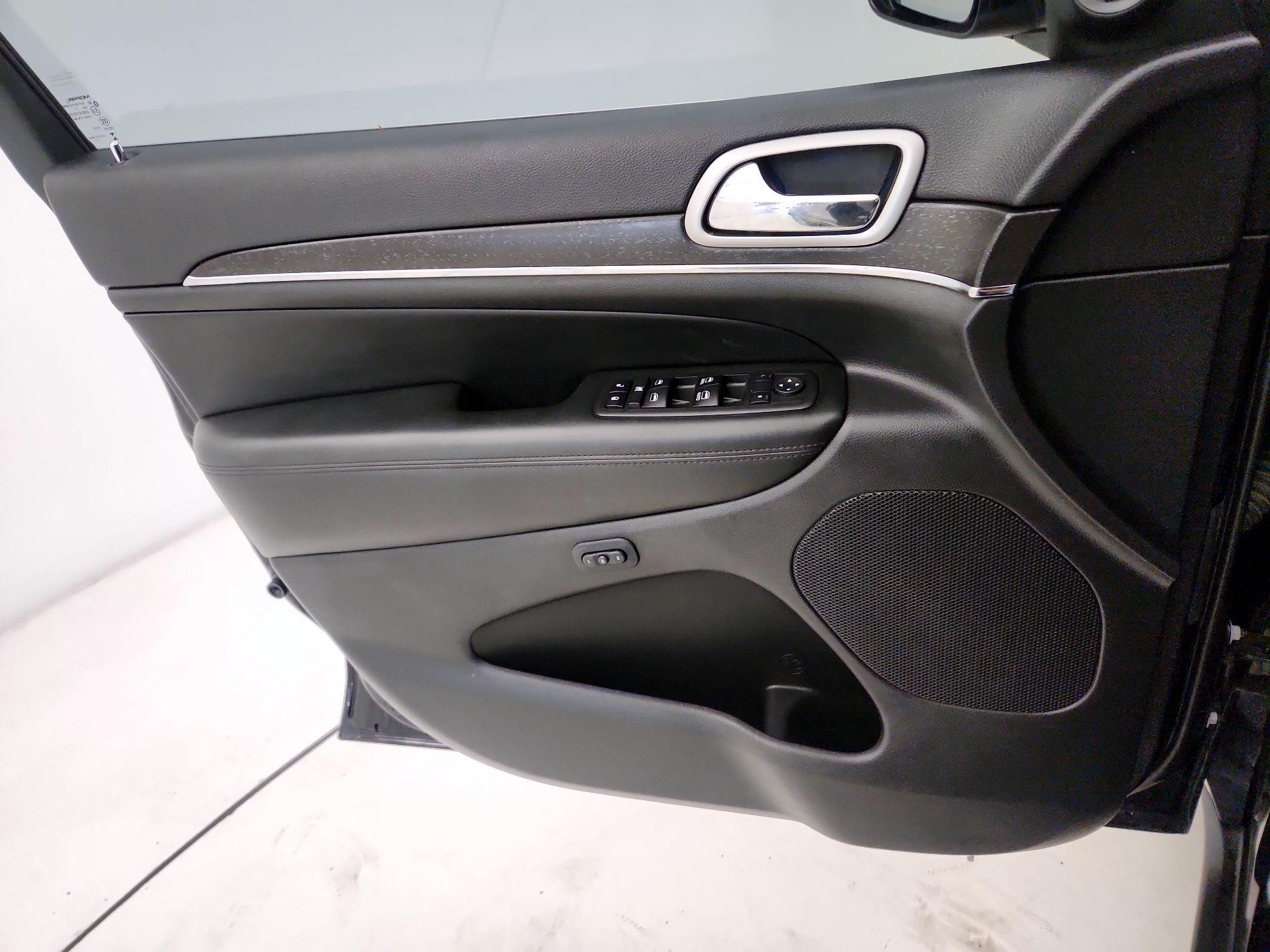 Thumbnail: 2018 Jeep Grand Cherokee - 12