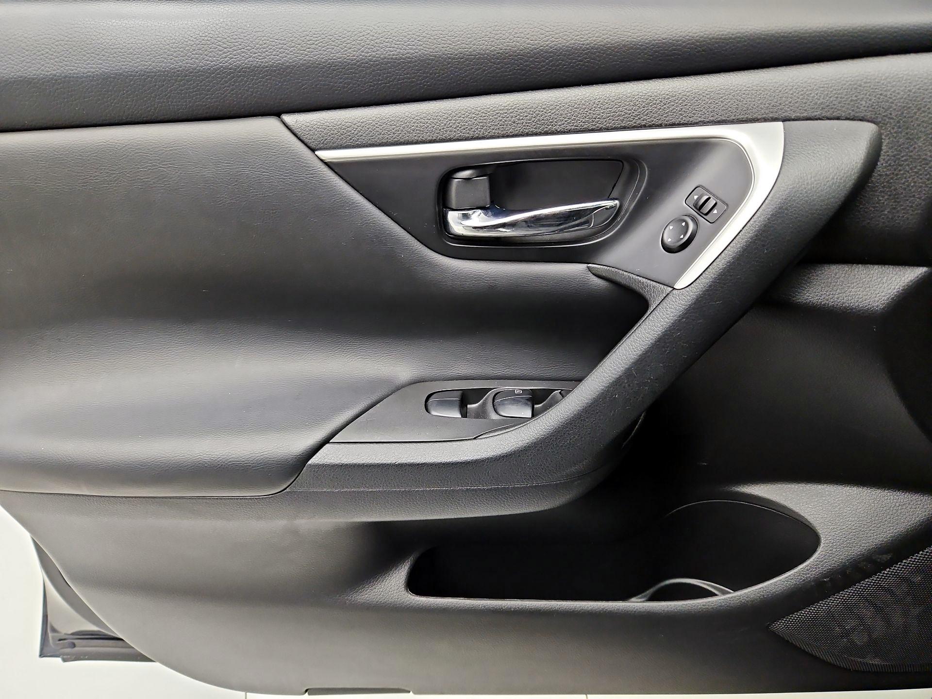 Thumbnail: 2016 Nissan Altima - 12
