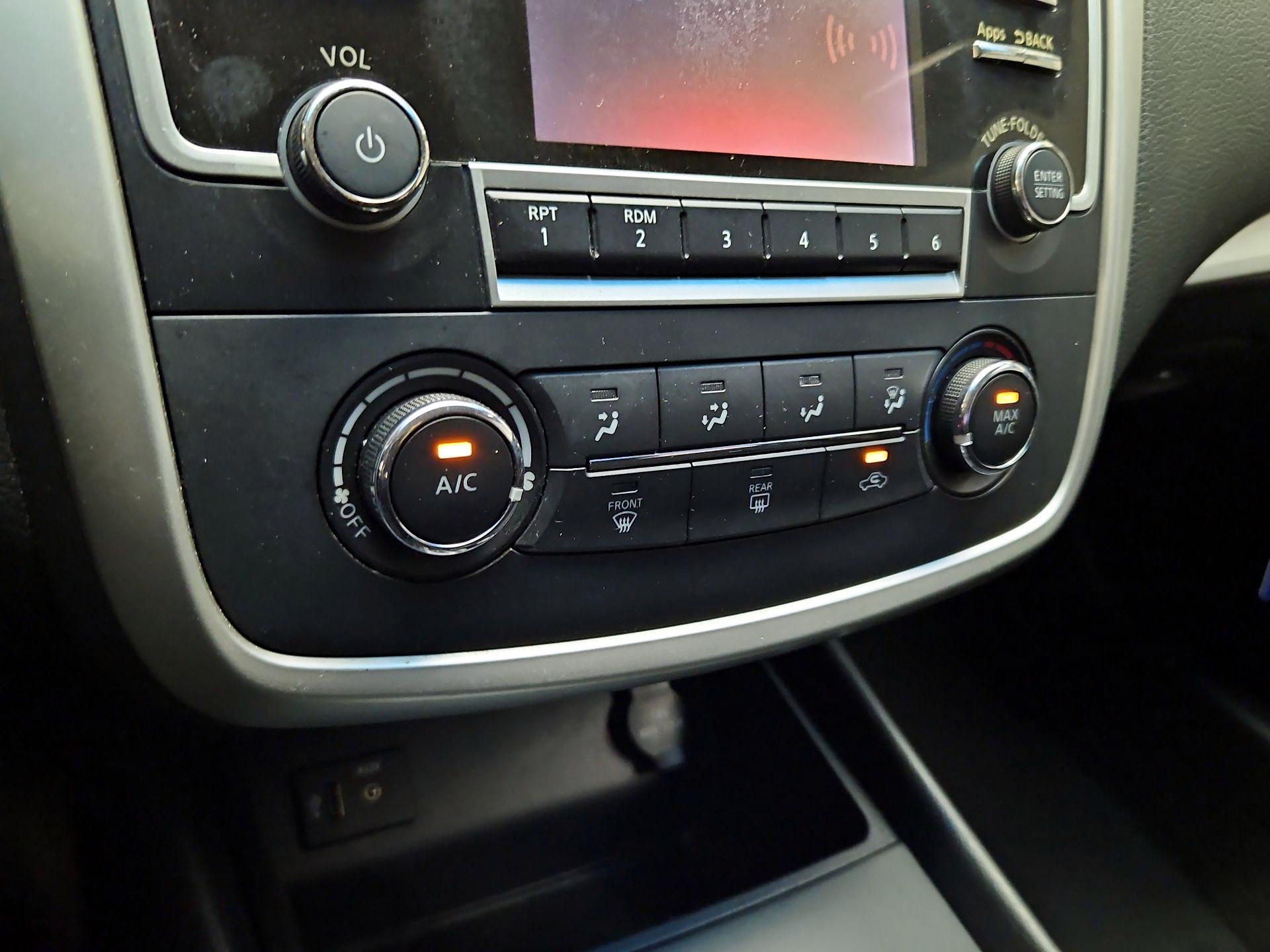 Thumbnail: 2016 Nissan Altima - 16