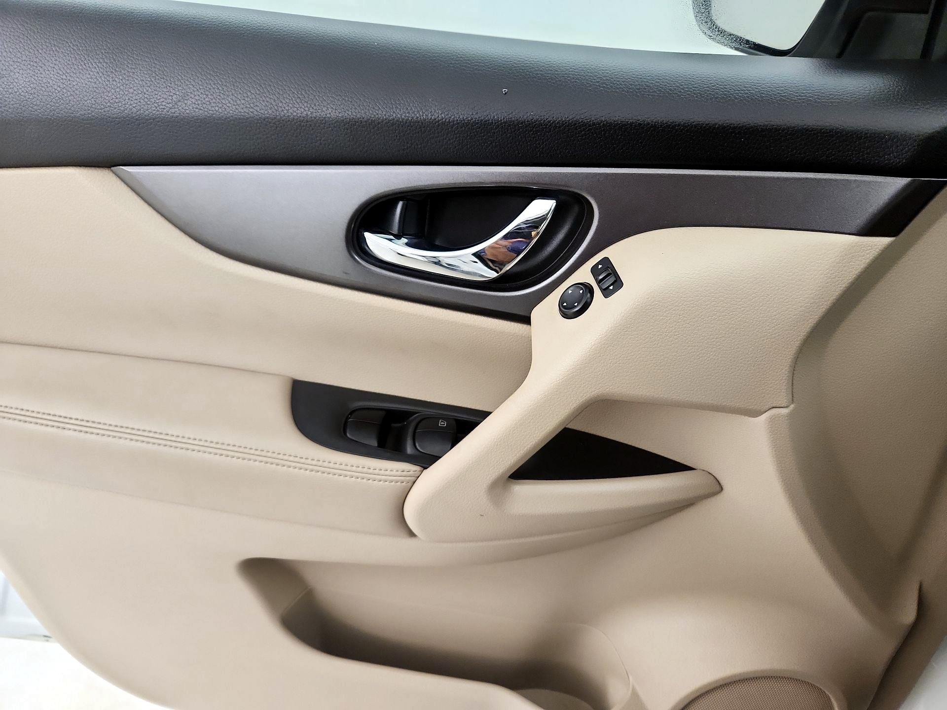 Thumbnail: 2016 Nissan Rogue - 12