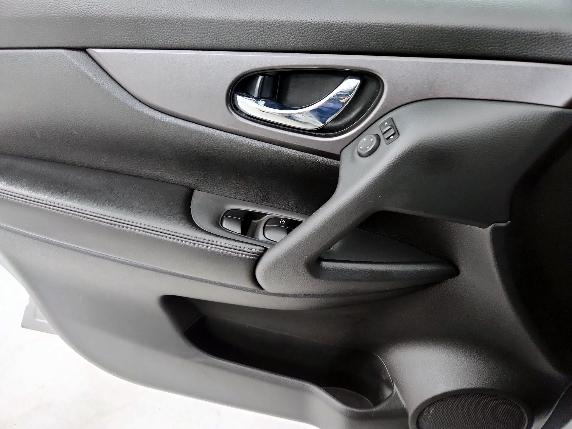 Thumbnail: 2016 Nissan Rogue - 12