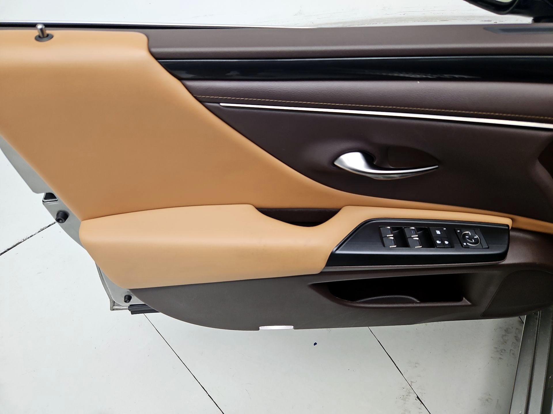 Thumbnail: 2021 Lexus ES - 12