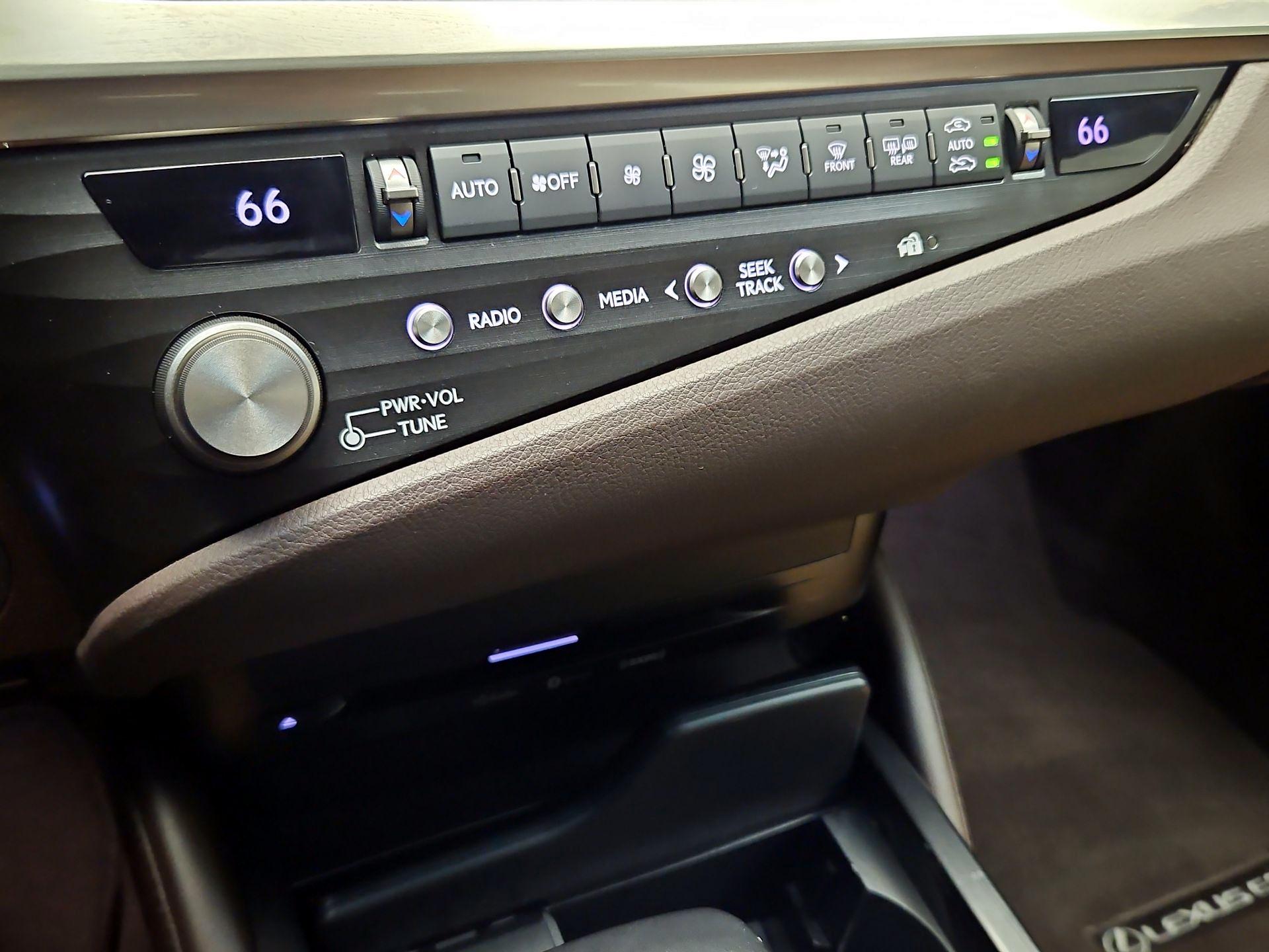 Thumbnail: 2021 Lexus ES - 16