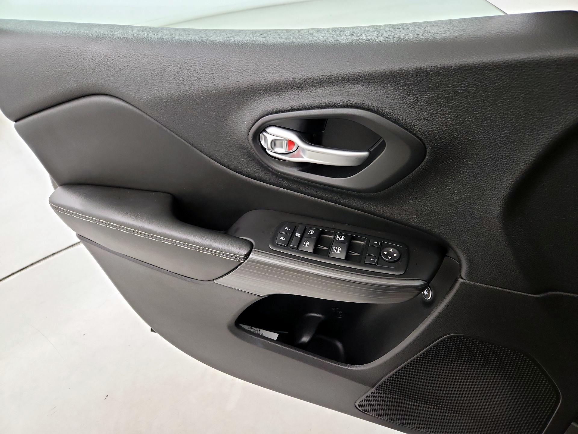 Thumbnail: 2015 Jeep Cherokee - 12