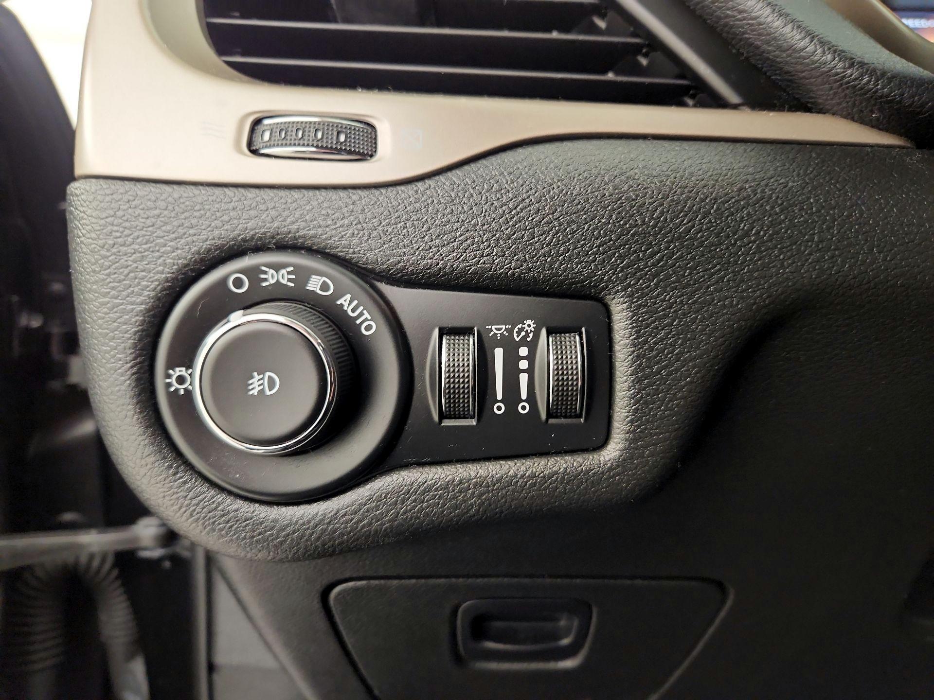 Thumbnail: 2015 Jeep Cherokee - 13