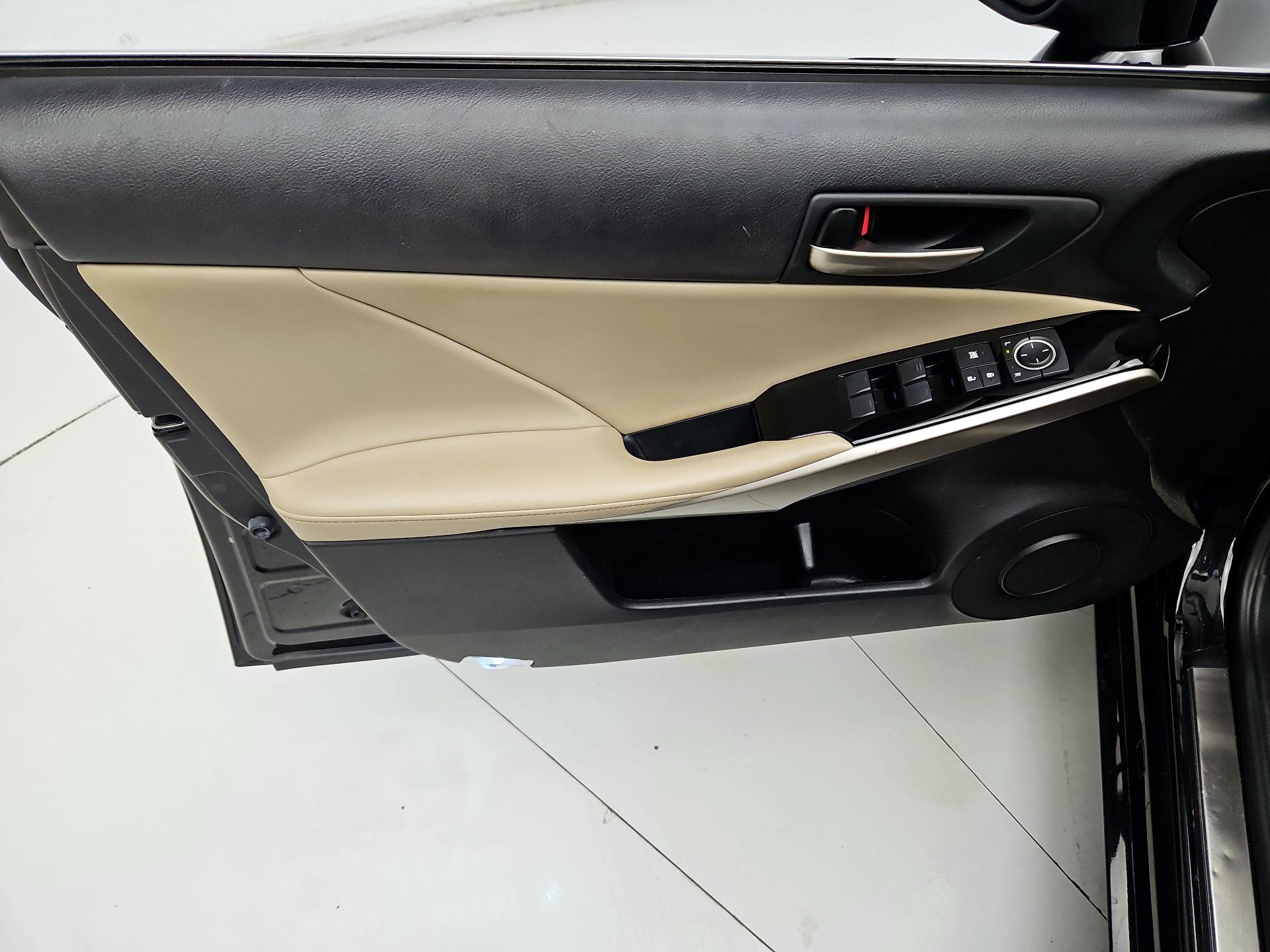 Thumbnail: 2020 Lexus IS - 12