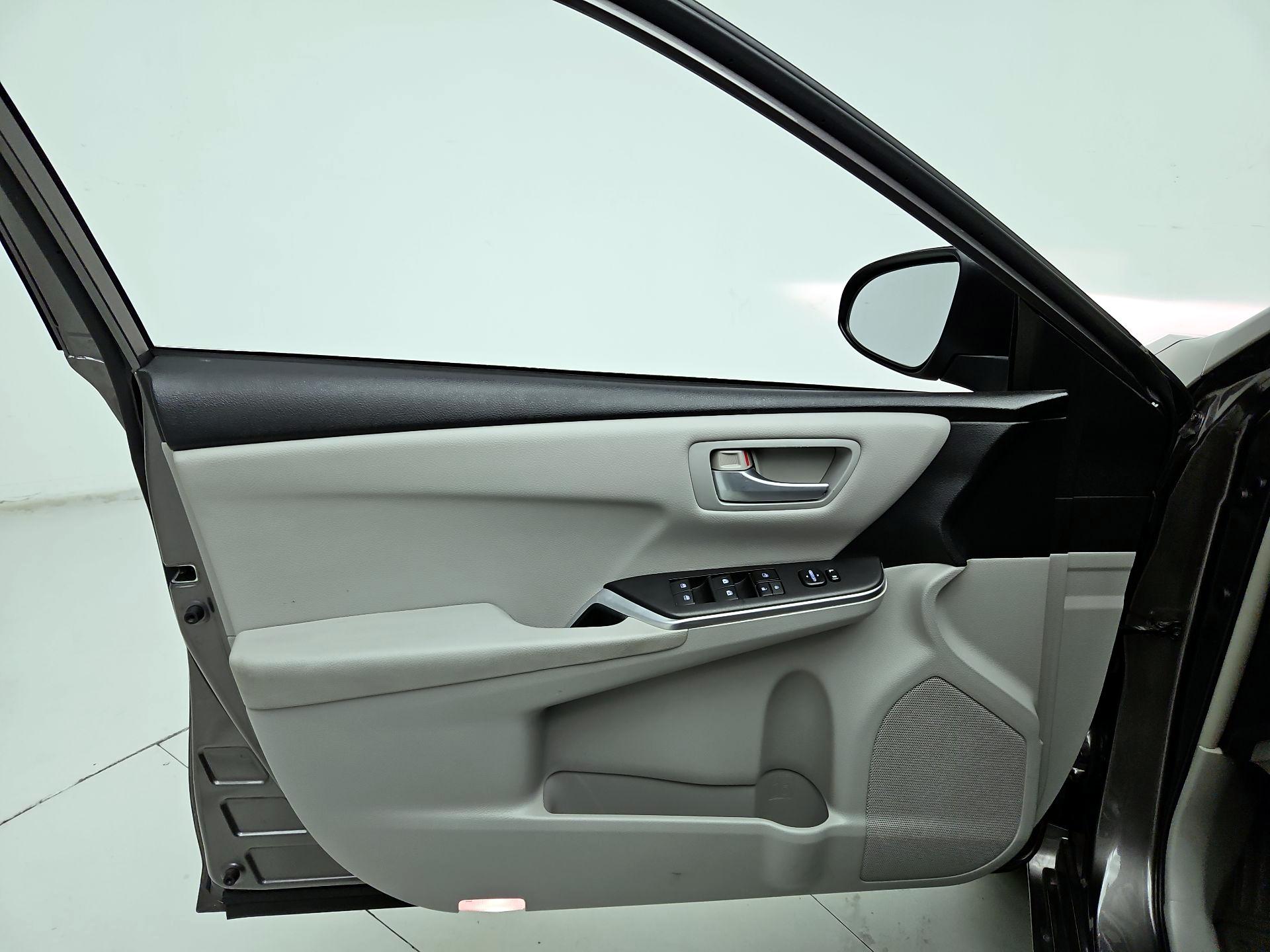 Thumbnail: 2015 Toyota Camry - 12