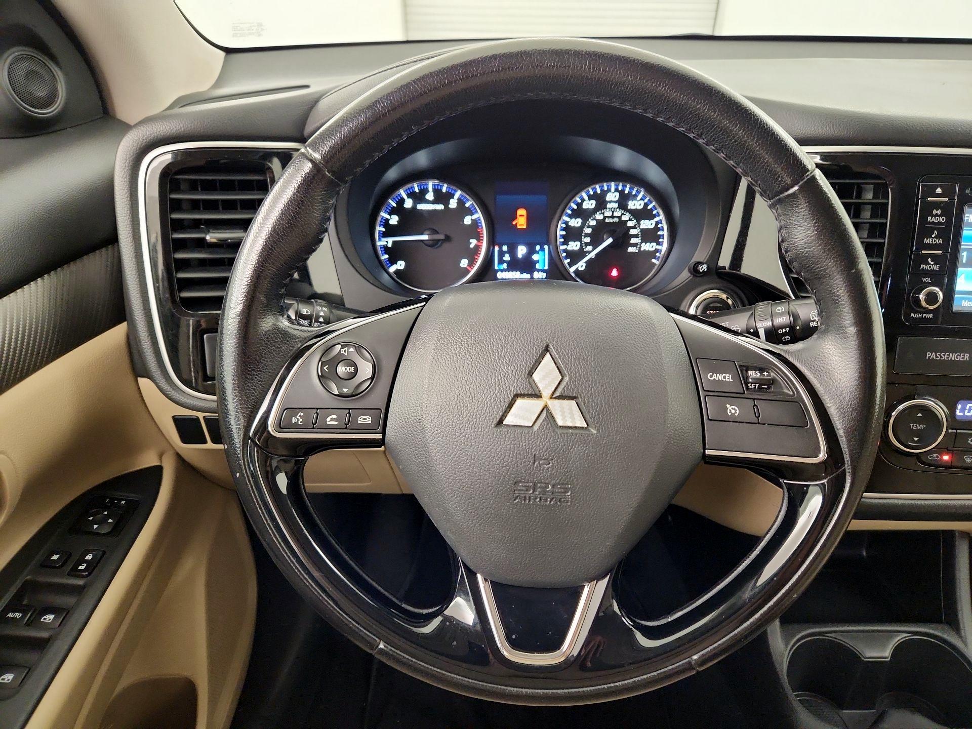 Thumbnail: 2016 Mitsubishi Outlander - 10