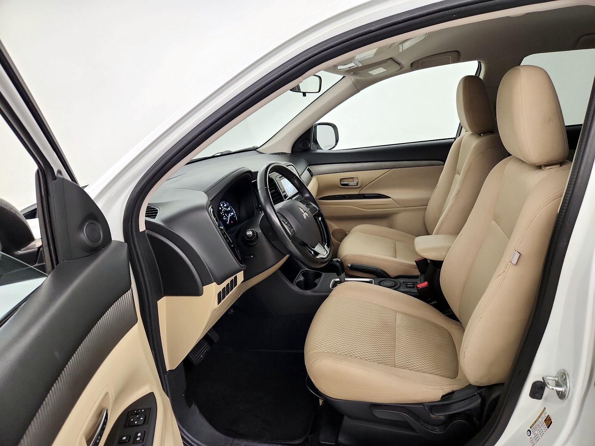 Thumbnail: 2016 Mitsubishi Outlander - 11