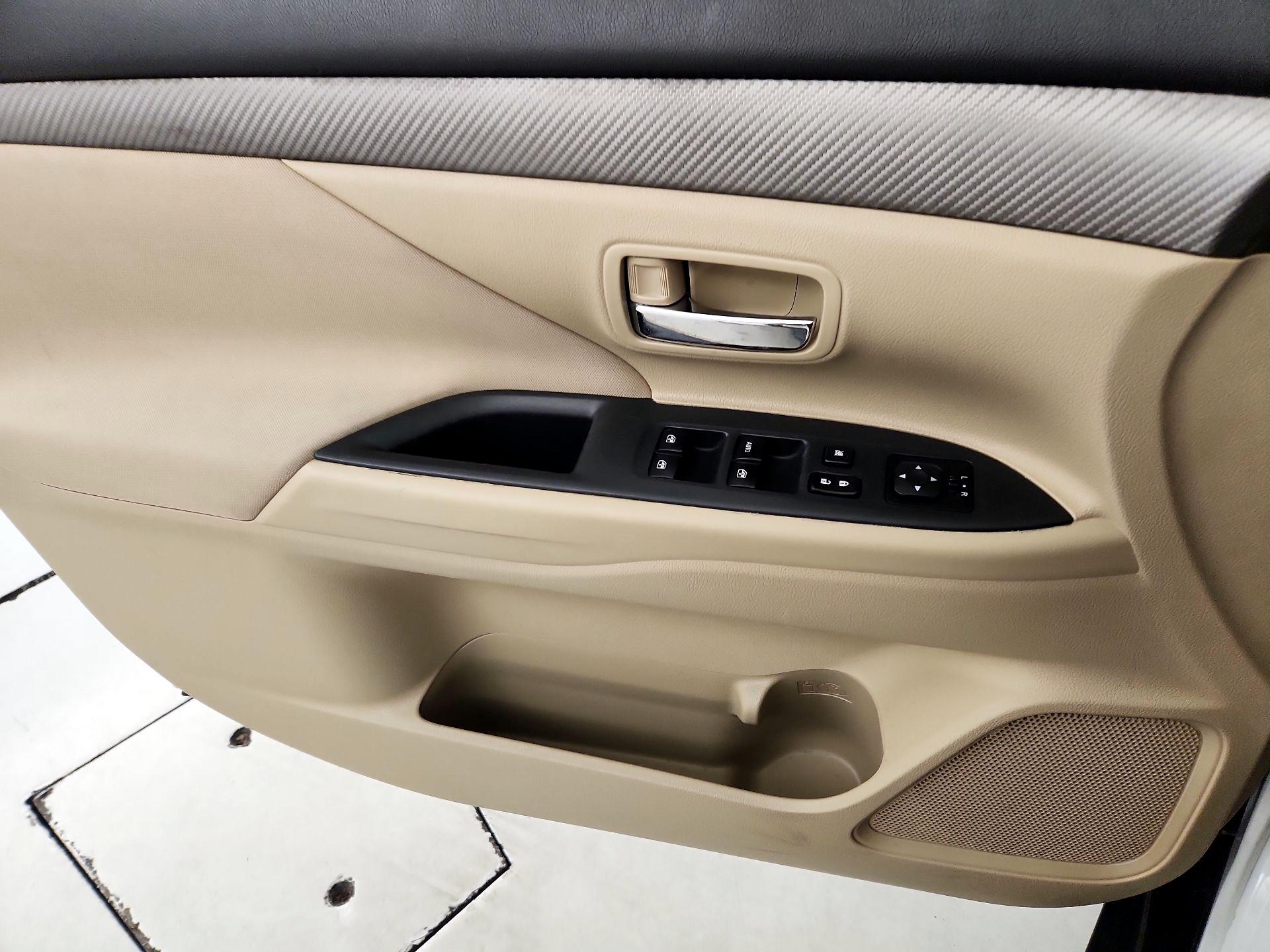 Thumbnail: 2016 Mitsubishi Outlander - 12