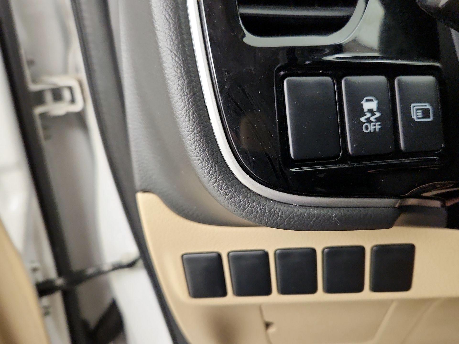 Thumbnail: 2016 Mitsubishi Outlander - 13