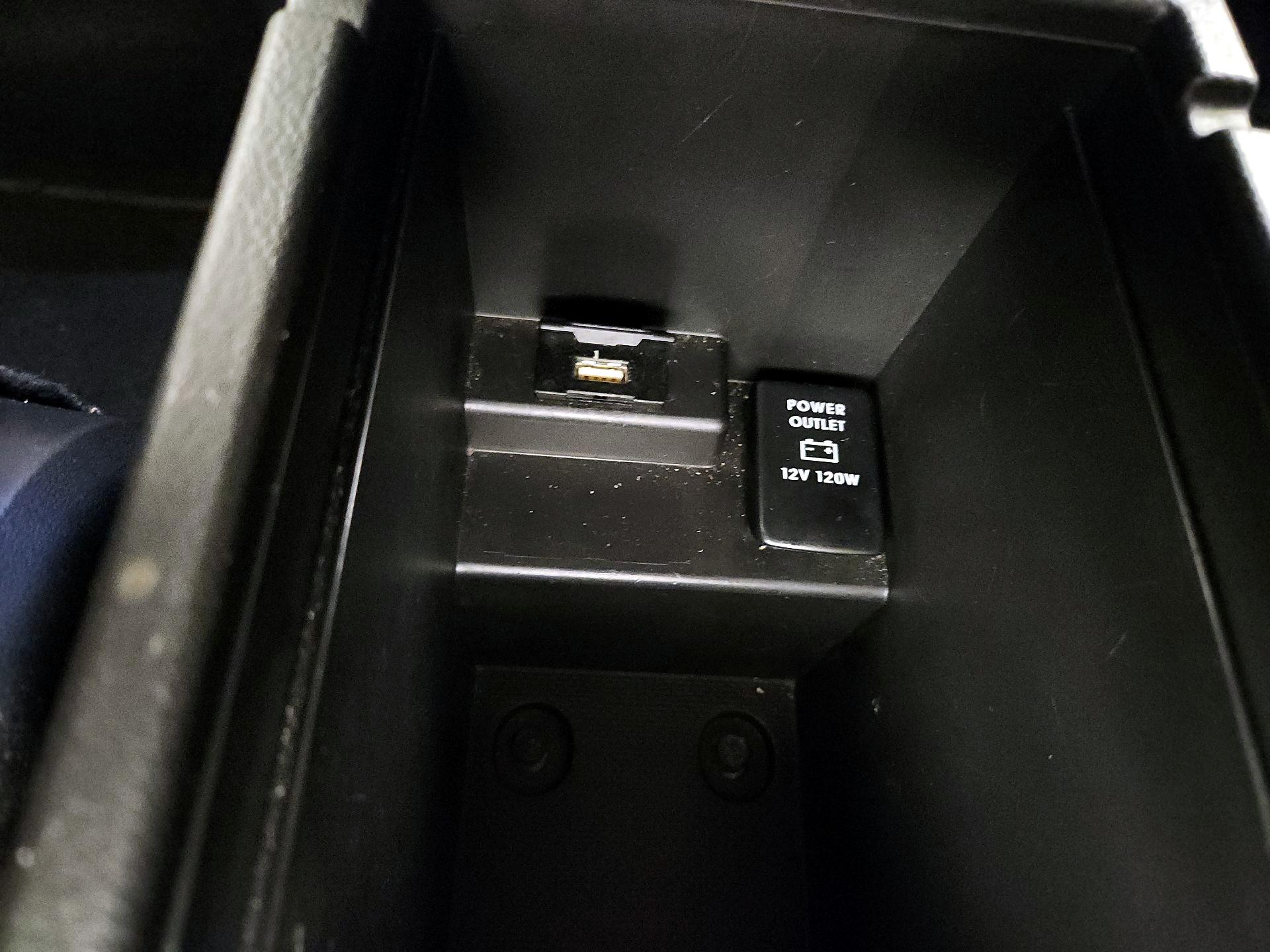 Thumbnail: 2016 Mitsubishi Outlander - 18