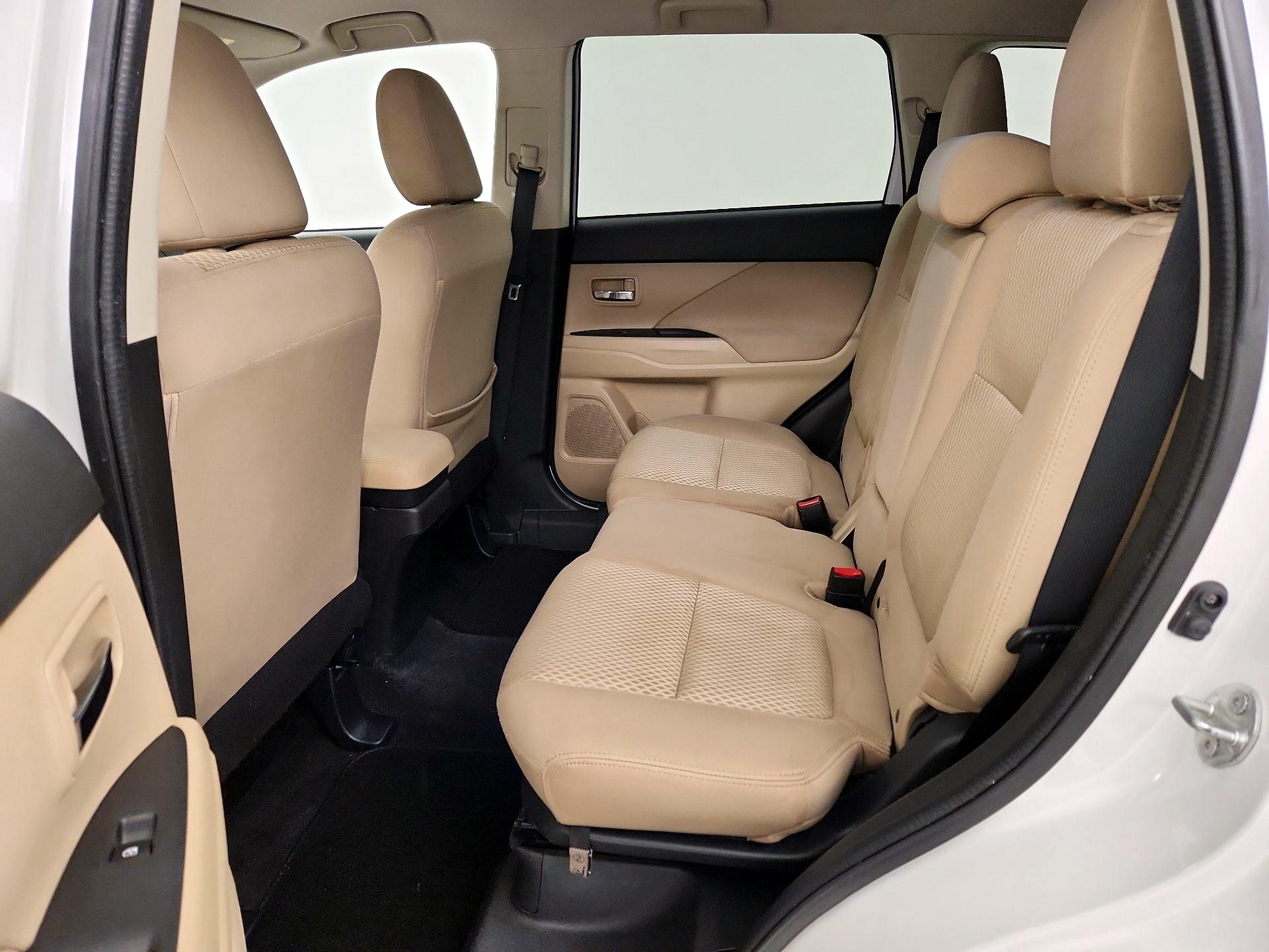 Thumbnail: 2016 Mitsubishi Outlander - 19