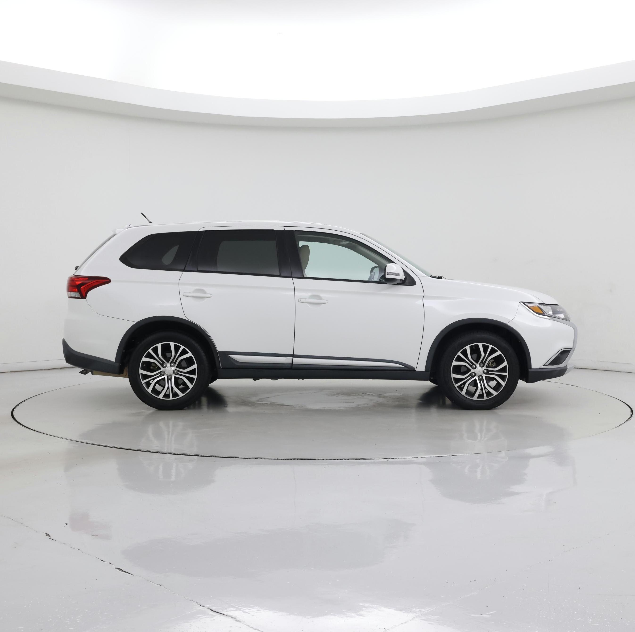 Thumbnail: 2016 Mitsubishi Outlander - 7