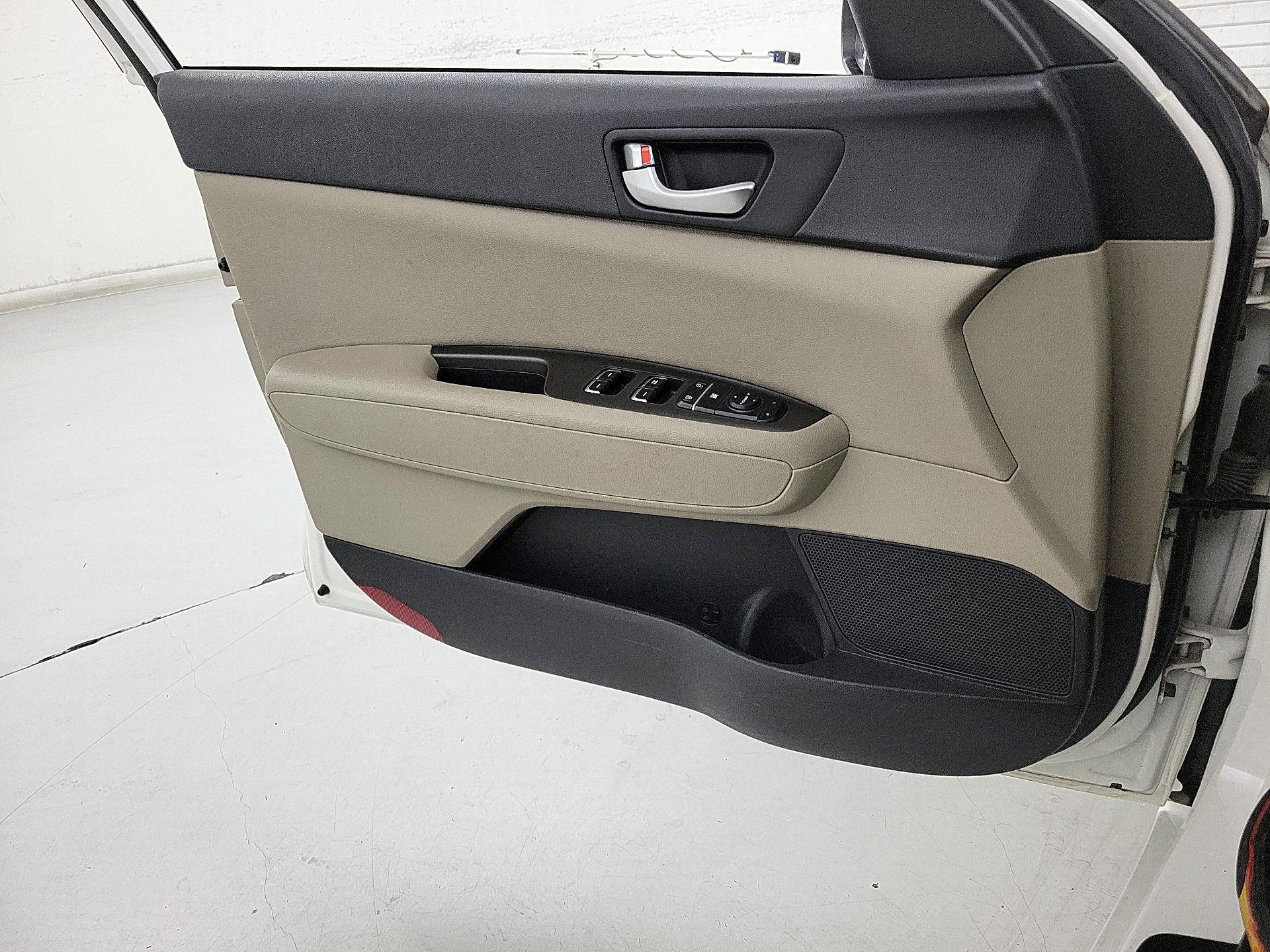 Thumbnail: 2016 Kia Optima - 12