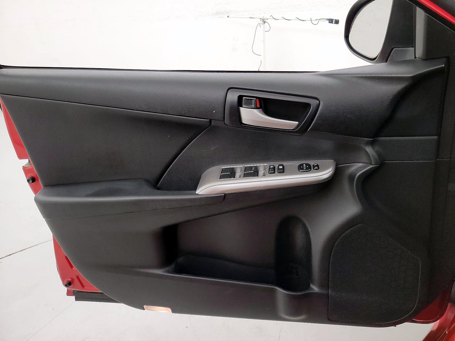 Thumbnail: 2014 Toyota Camry - 12