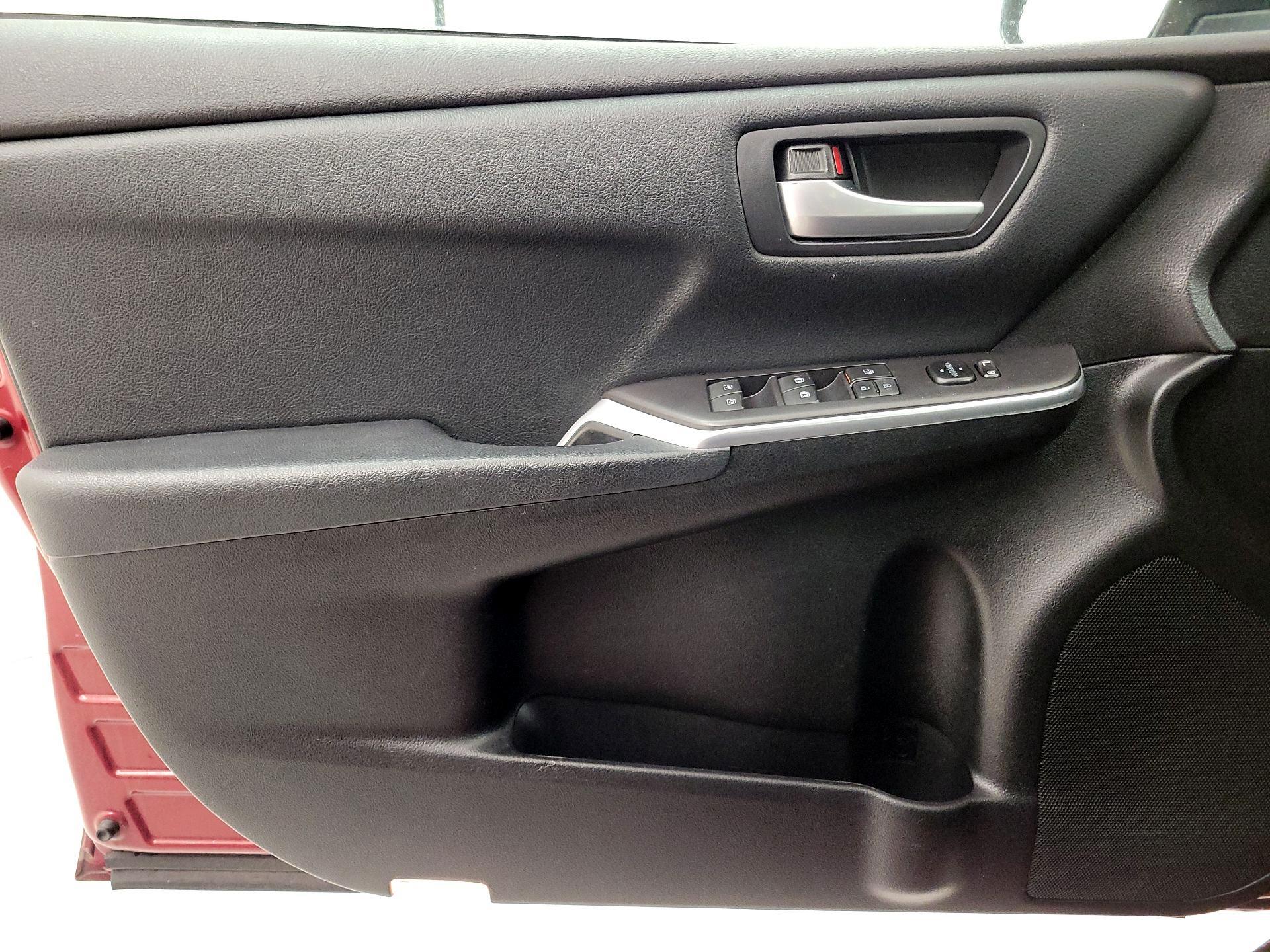 Thumbnail: 2016 Toyota Camry - 12