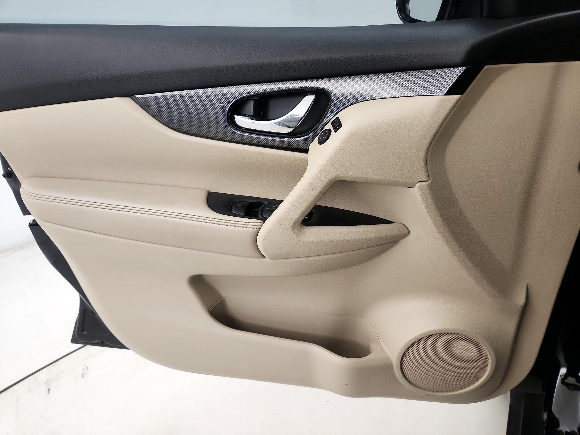 Thumbnail: 2016 Nissan Rogue - 12