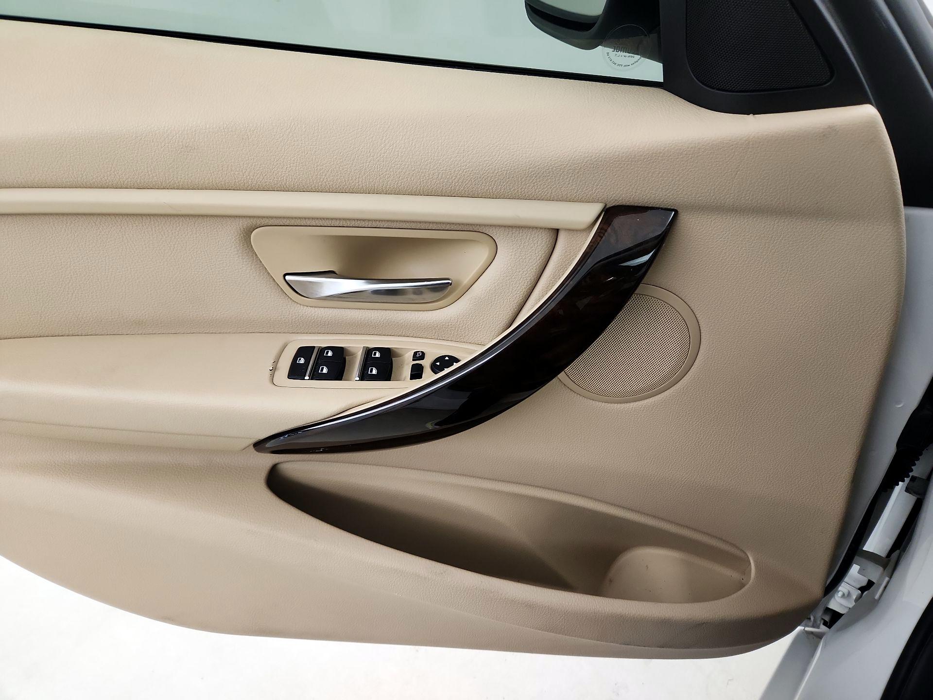 Thumbnail: 2016 BMW 3 Series - 12