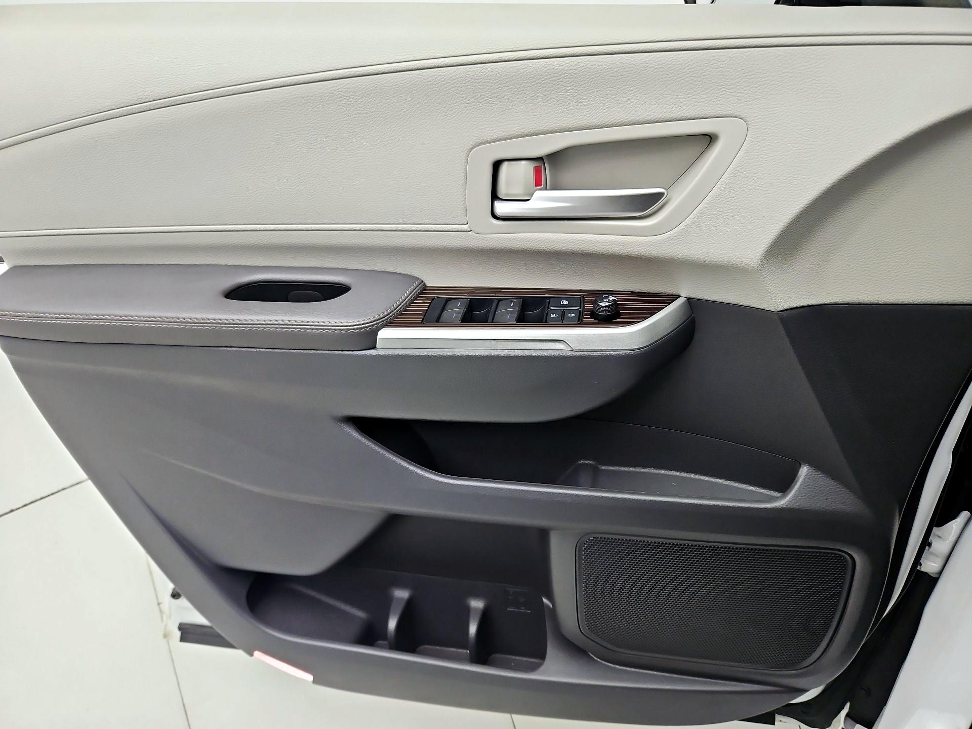 Thumbnail: 2022 Toyota Sienna - 12