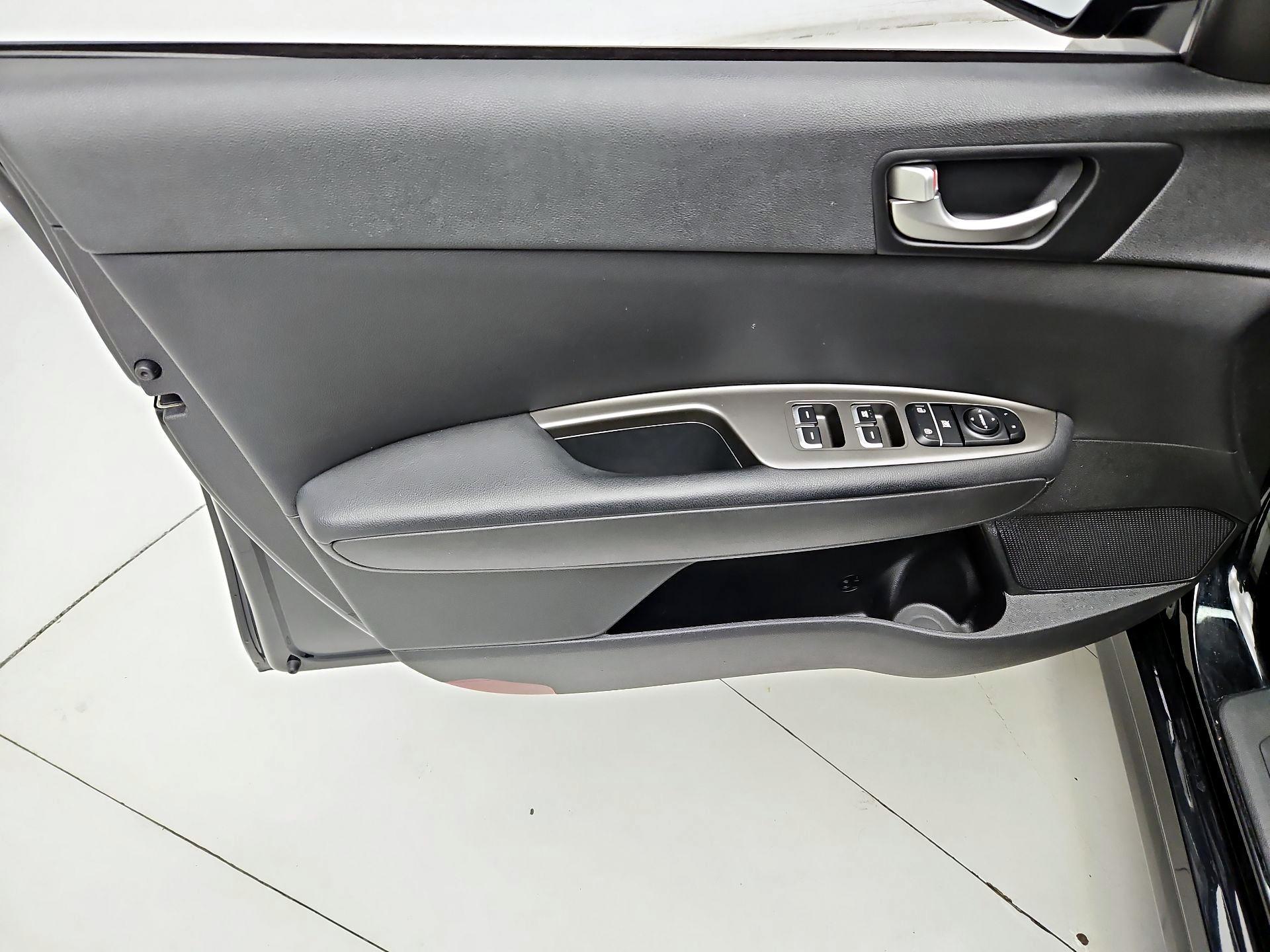 Thumbnail: 2020 Kia Optima - 12