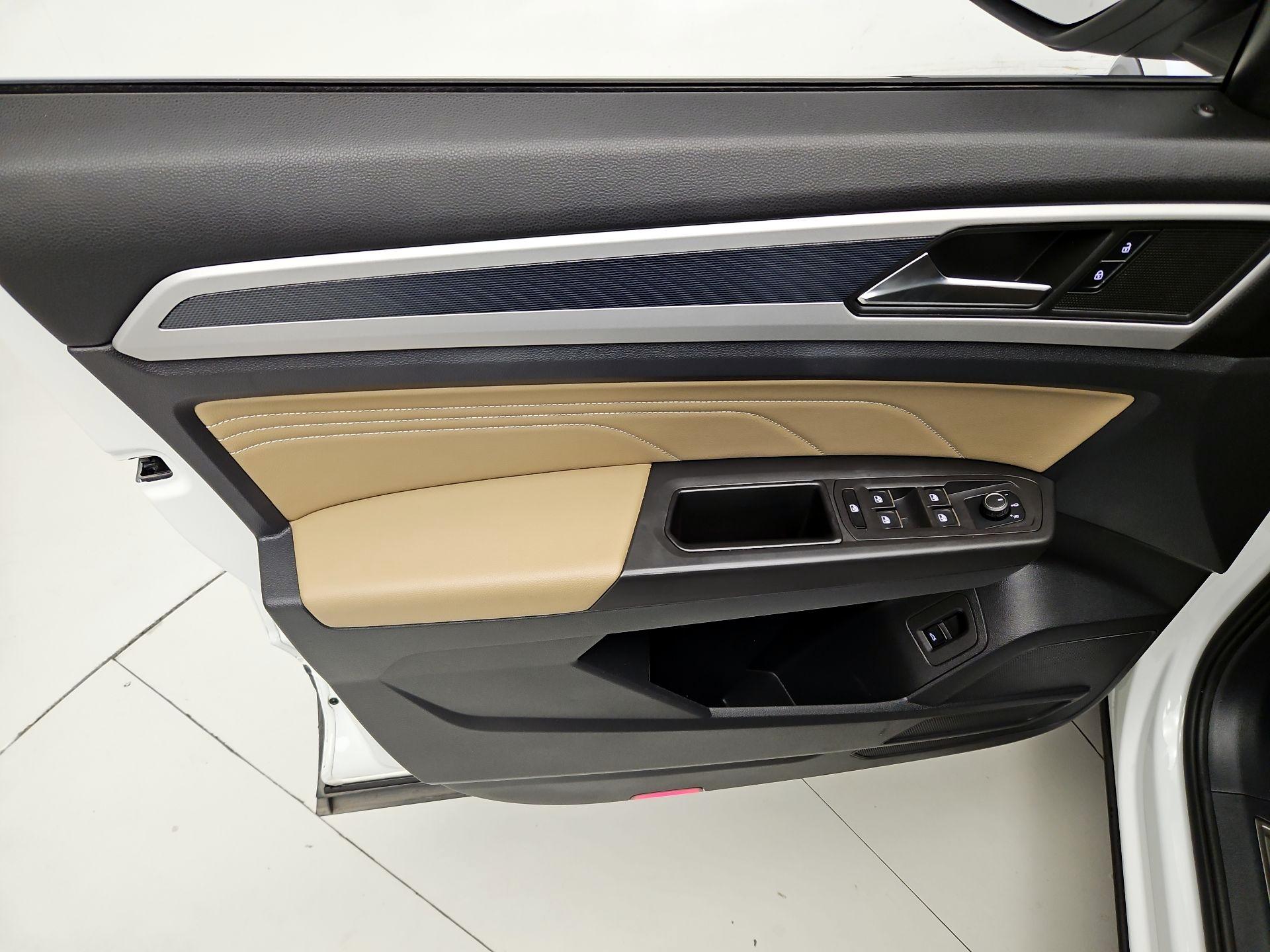 Thumbnail: 2023 Volkswagen Atlas - 12