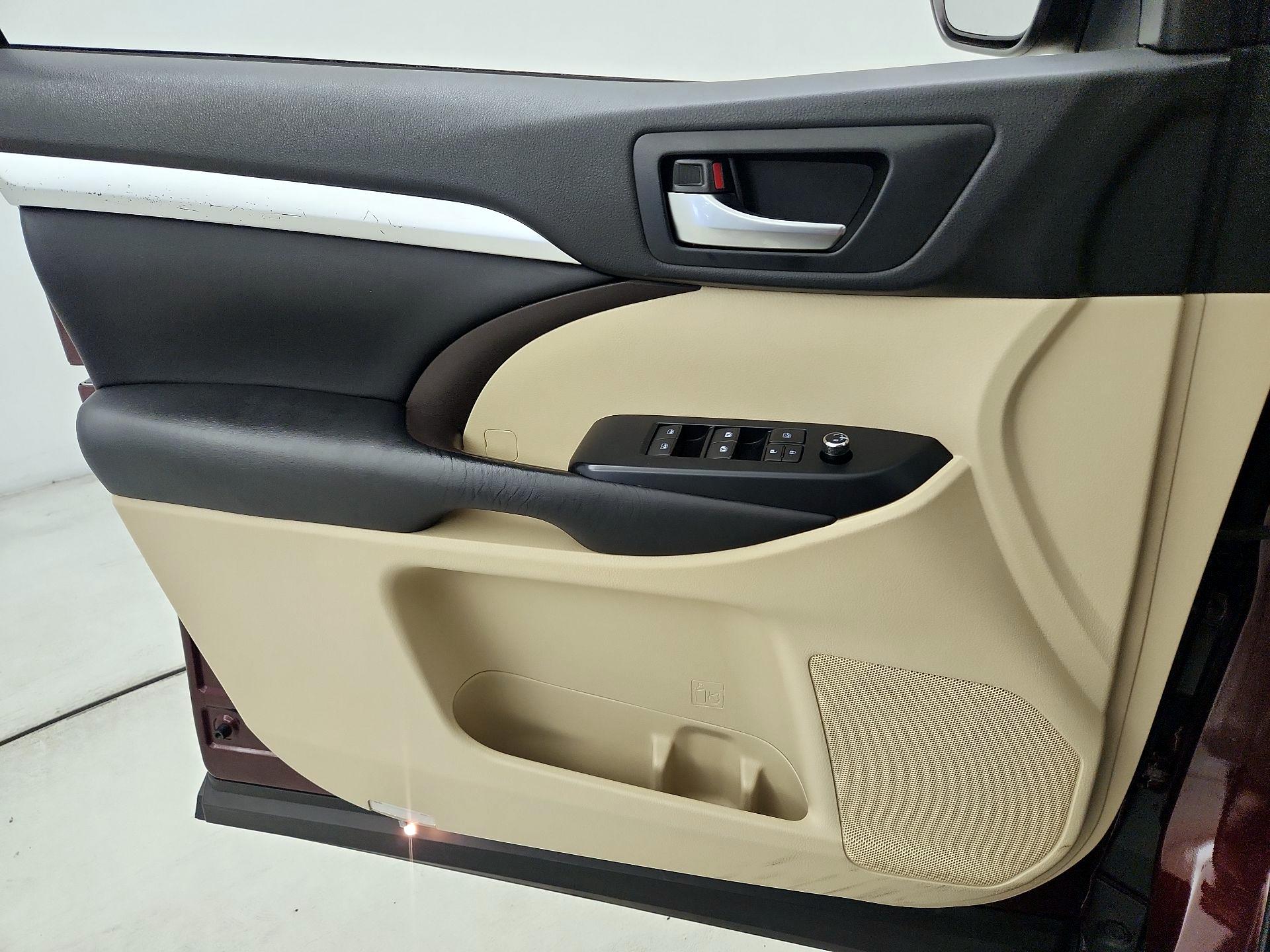 Thumbnail: 2019 Toyota Highlander - 12