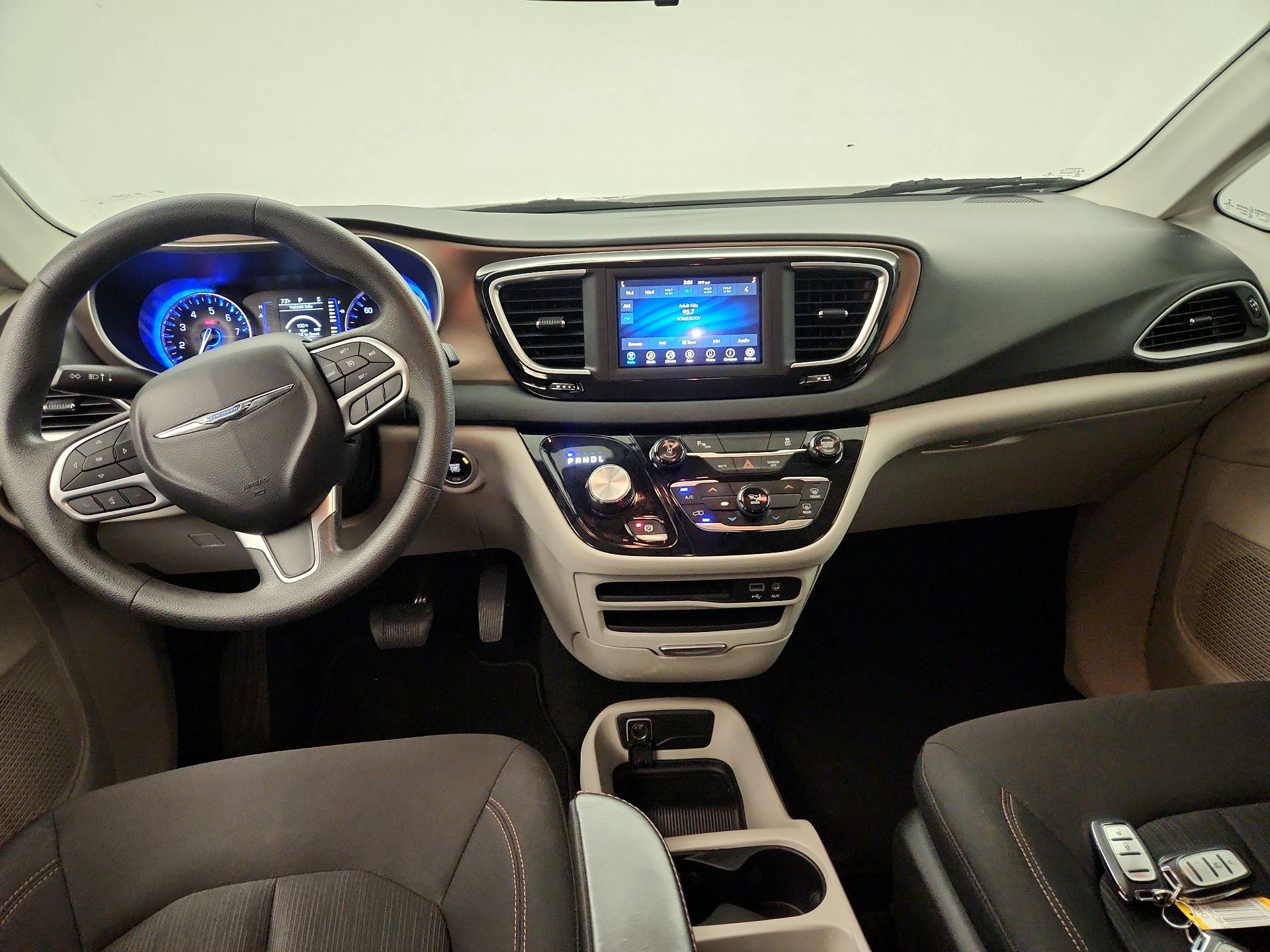 Thumbnail: 2018 Chrysler Pacifica - 9