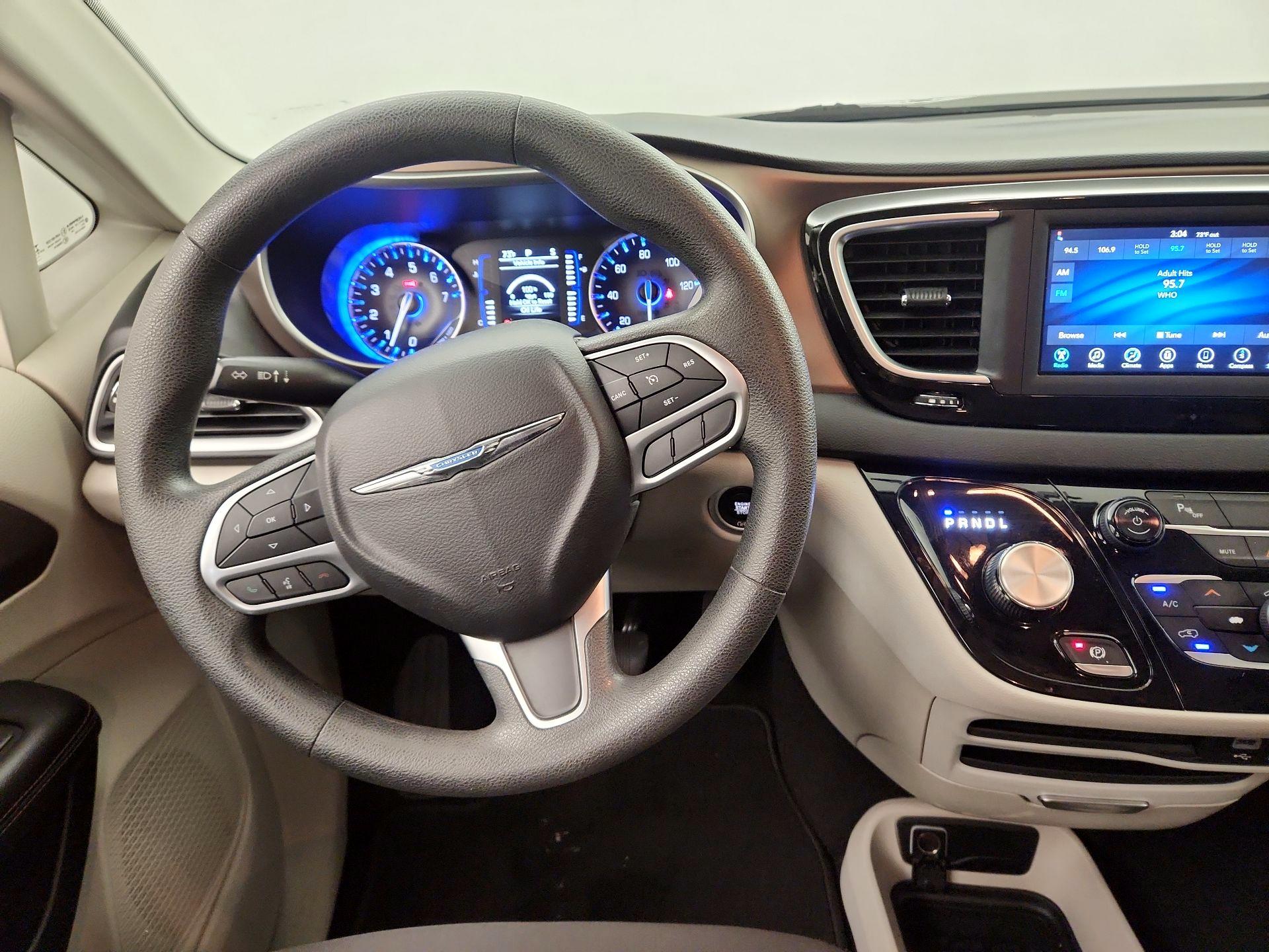 Thumbnail: 2018 Chrysler Pacifica - 10