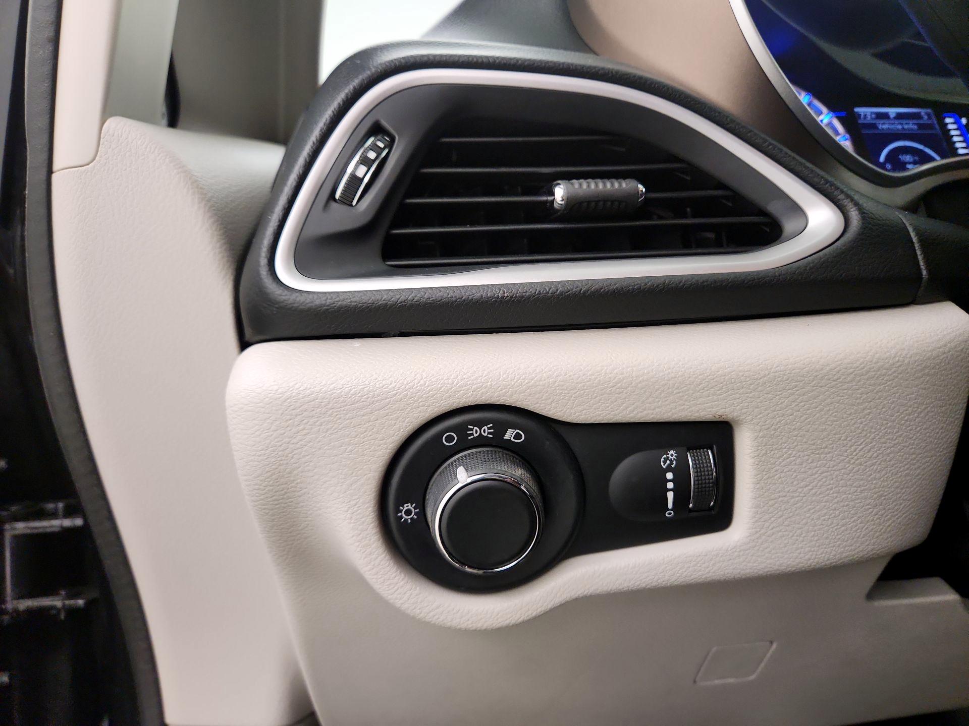 Thumbnail: 2018 Chrysler Pacifica - 13