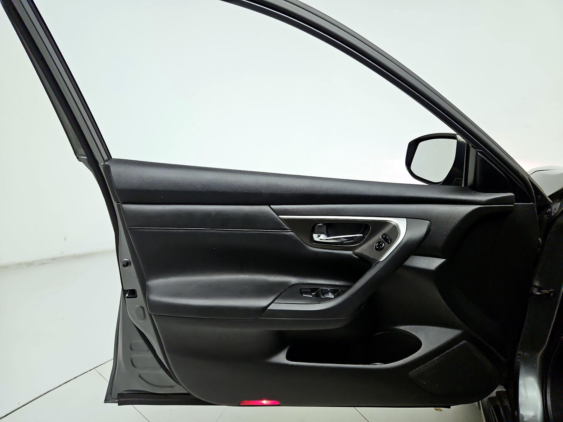 Thumbnail: 2015 Nissan Altima - 12