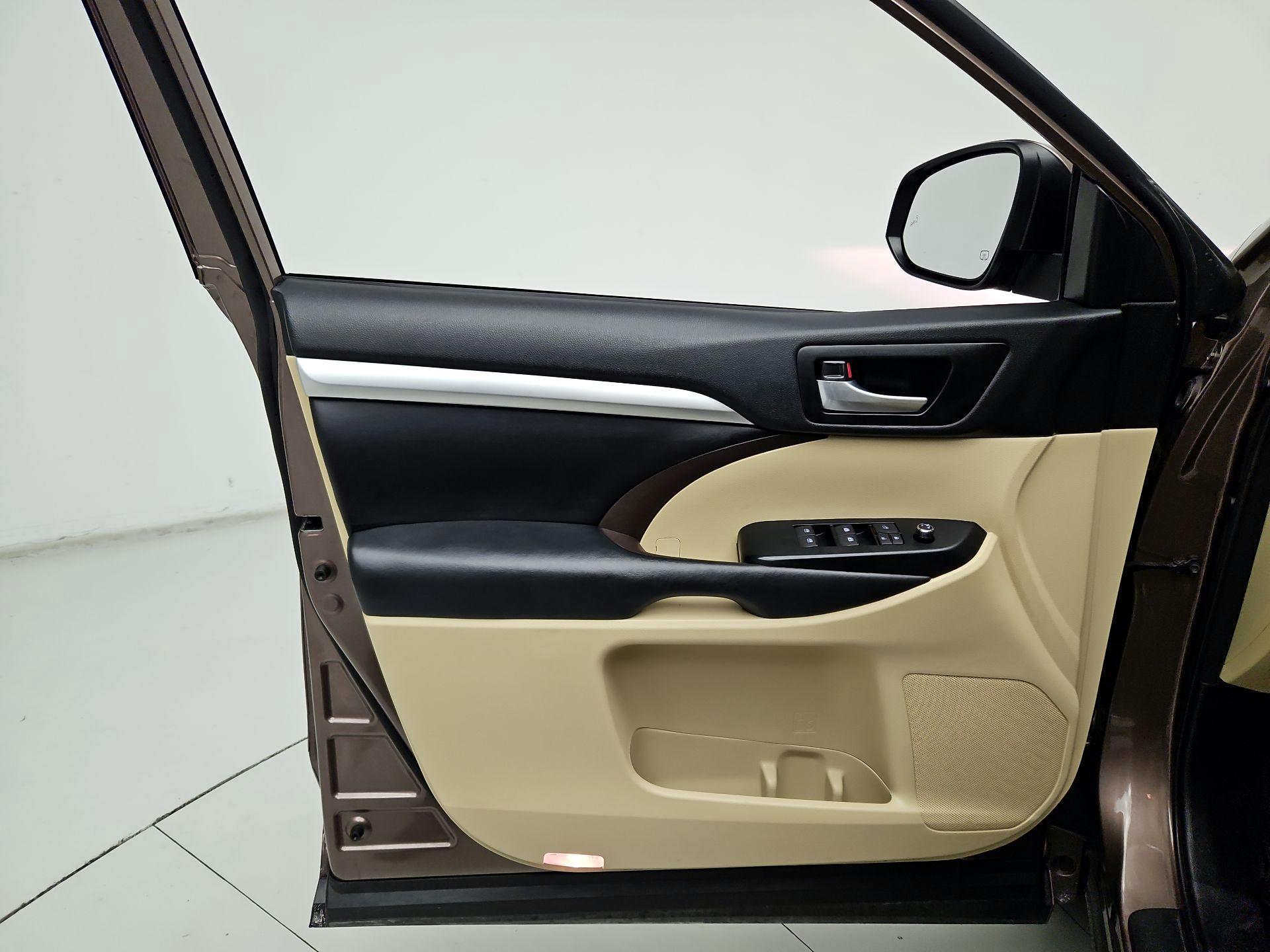 Thumbnail: 2018 Toyota Highlander - 12