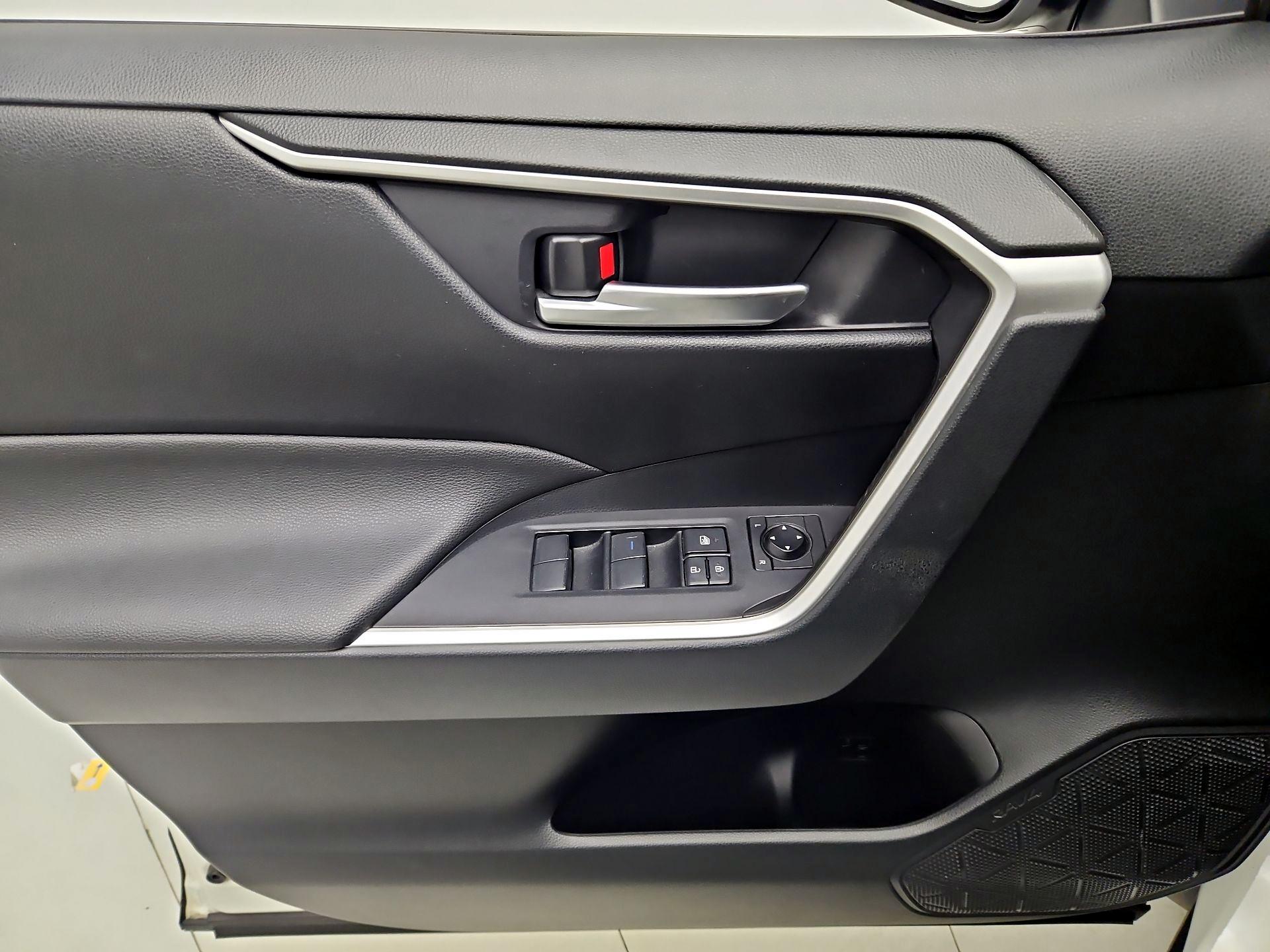 Thumbnail: 2019 Toyota RAV4 - 12