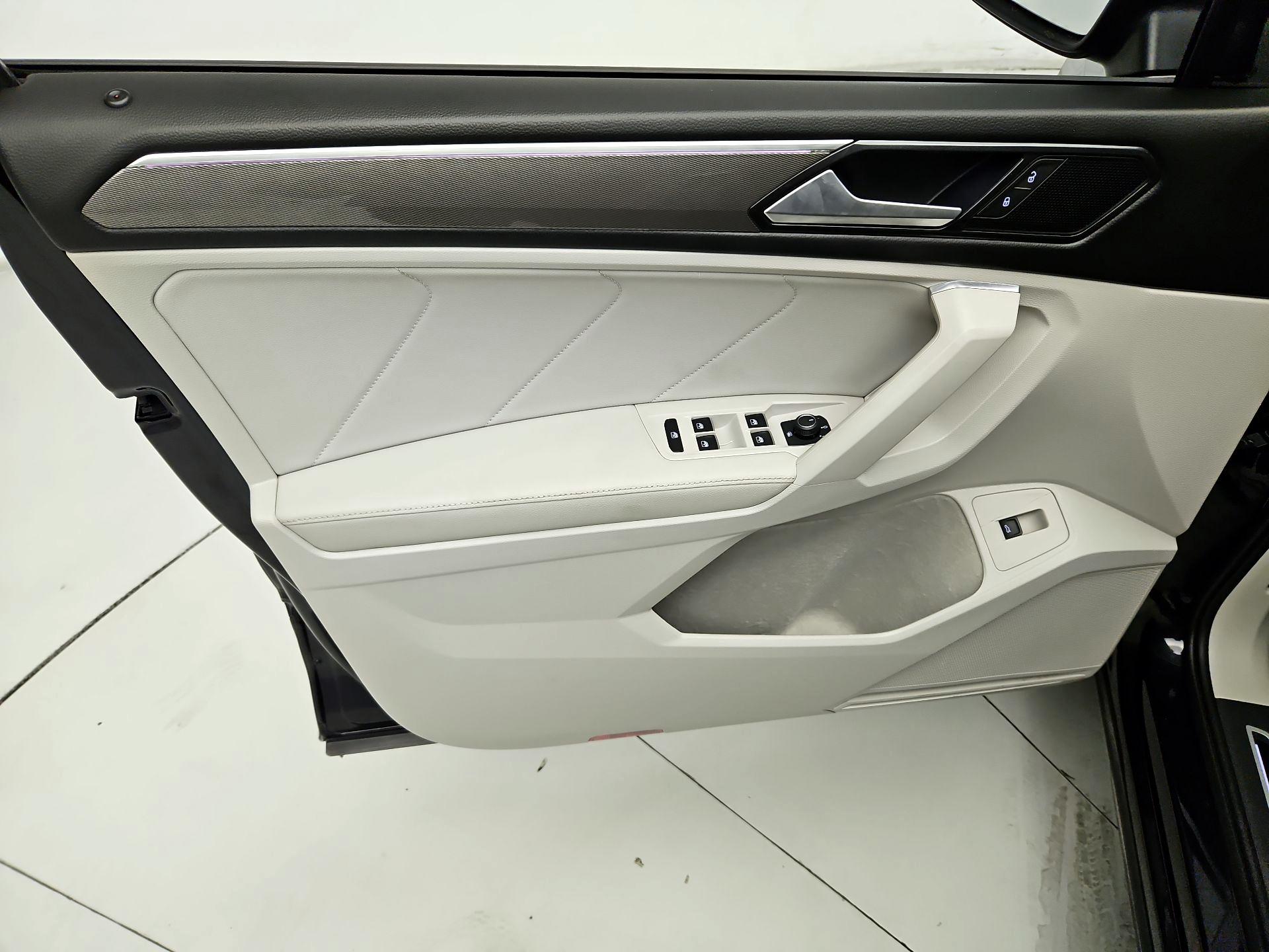 Thumbnail: 2022 Volkswagen Tiguan - 12