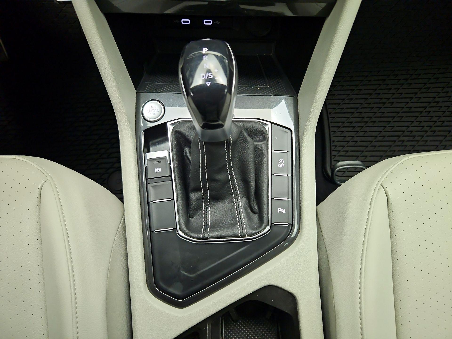 Thumbnail: 2022 Volkswagen Tiguan - 17