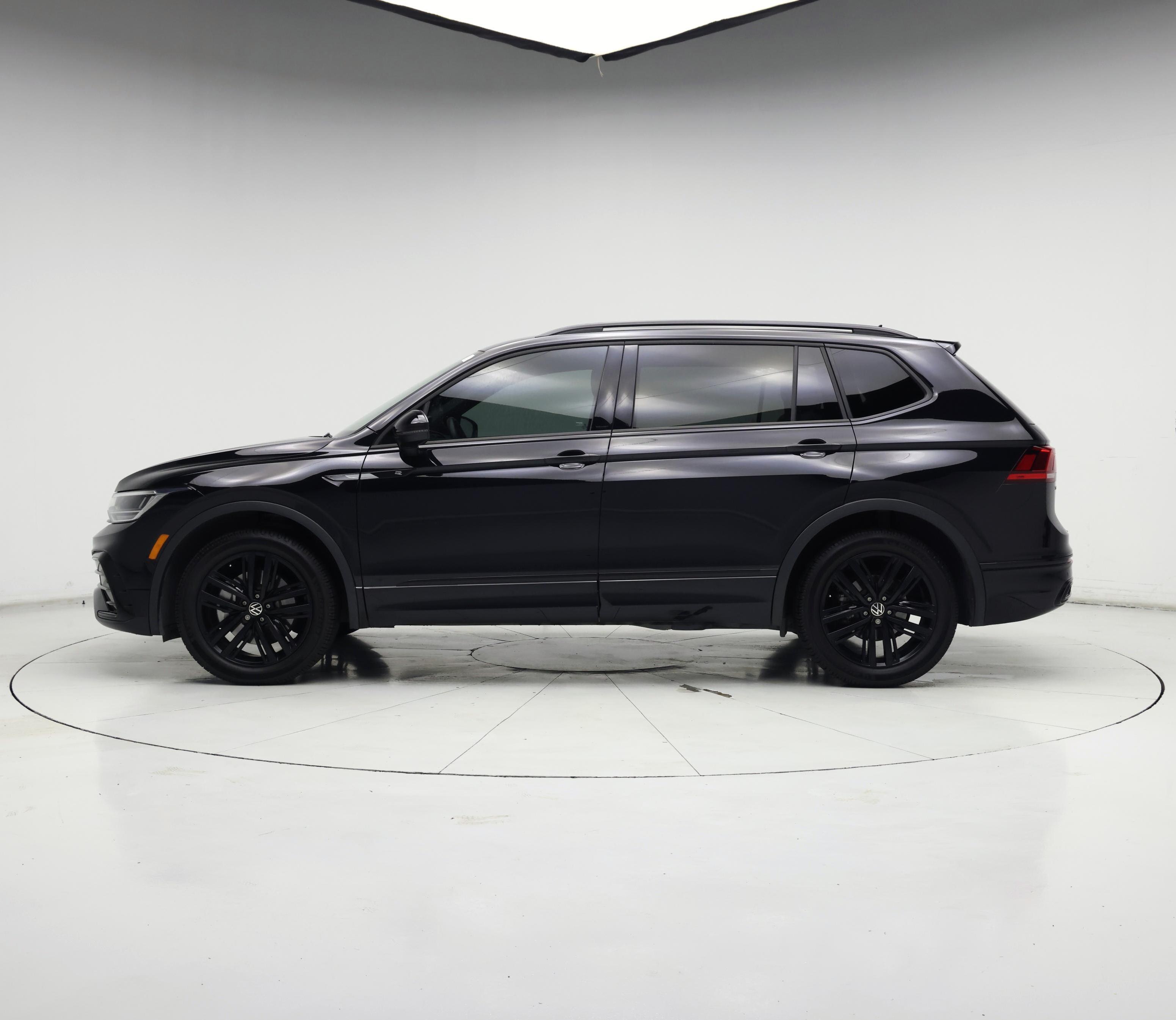 Thumbnail: 2022 Volkswagen Tiguan - 3