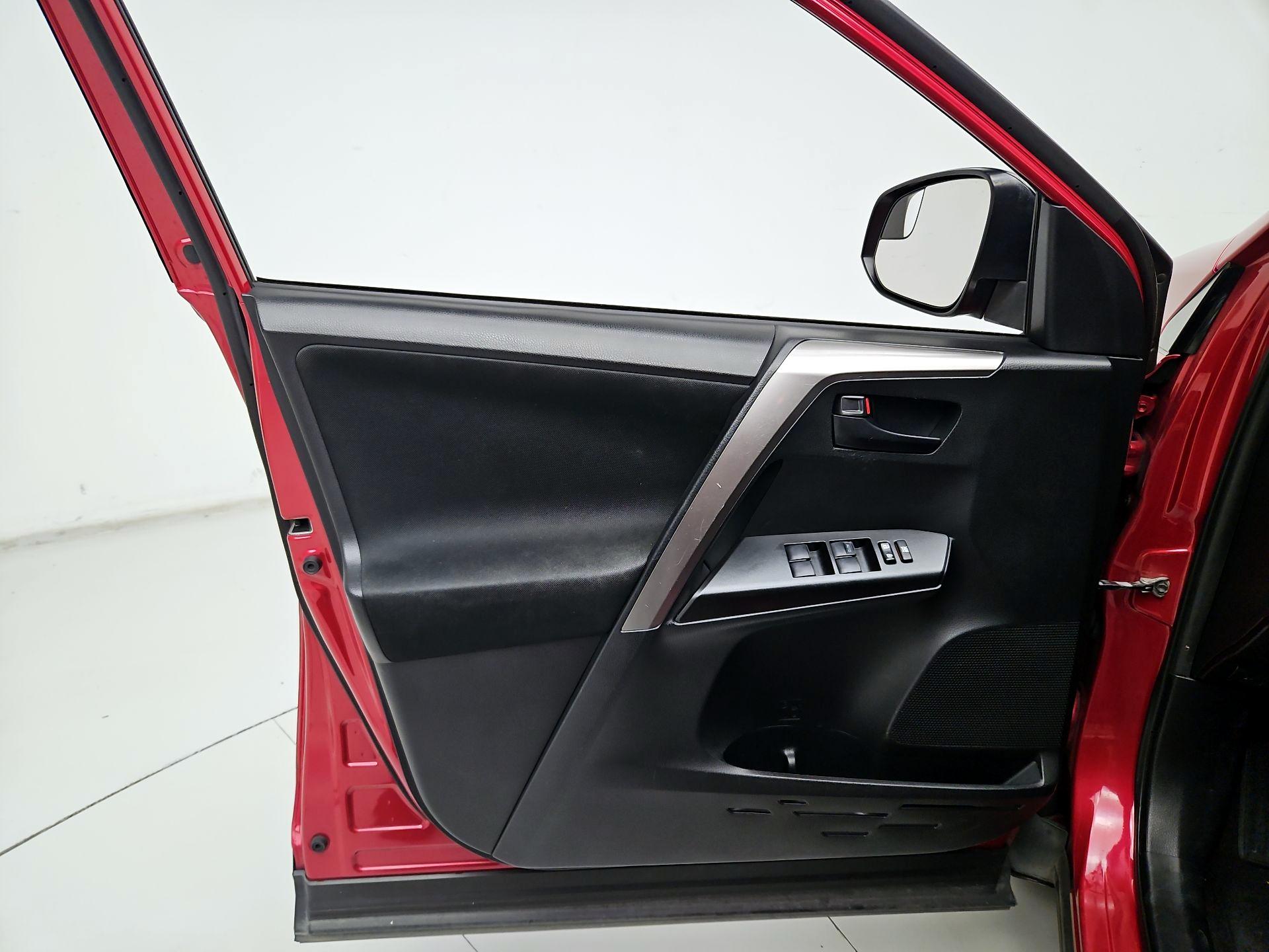 Thumbnail: 2016 Toyota RAV4 - 12