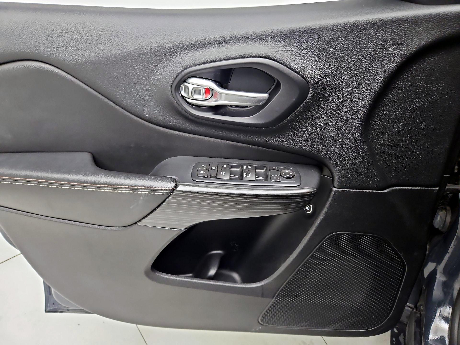 Thumbnail: 2016 Jeep Cherokee - 12