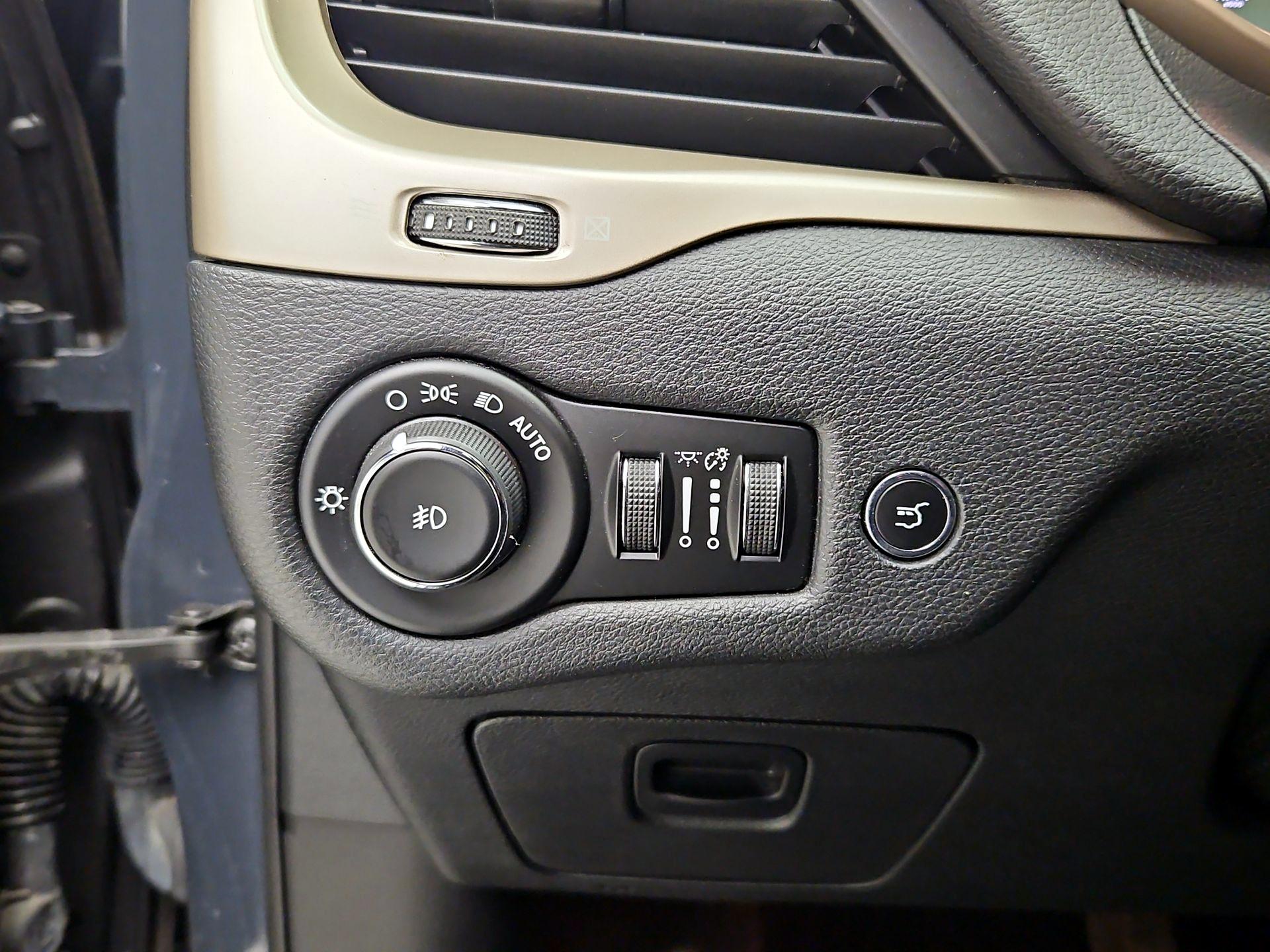 Thumbnail: 2016 Jeep Cherokee - 13